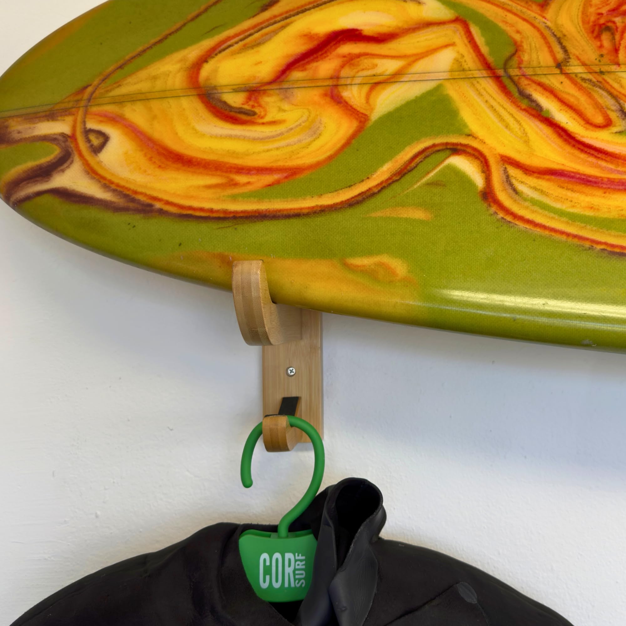 Soporte de pared para monopatín y snowboard COR Surf | Soporte de monopatín de bambú con gancho de almacenamiento adicional para casco o bolsa