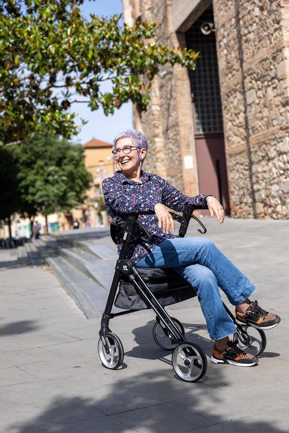 Carlett Andador con Asiento y Respaldo Desmontable, Producto Médico Homologado EU, Cesta Superior e Inferior, Ruedas Grandes, Doble Freno, Manillar Regulable, Robusto, Lett Ride, Gris Oscuro