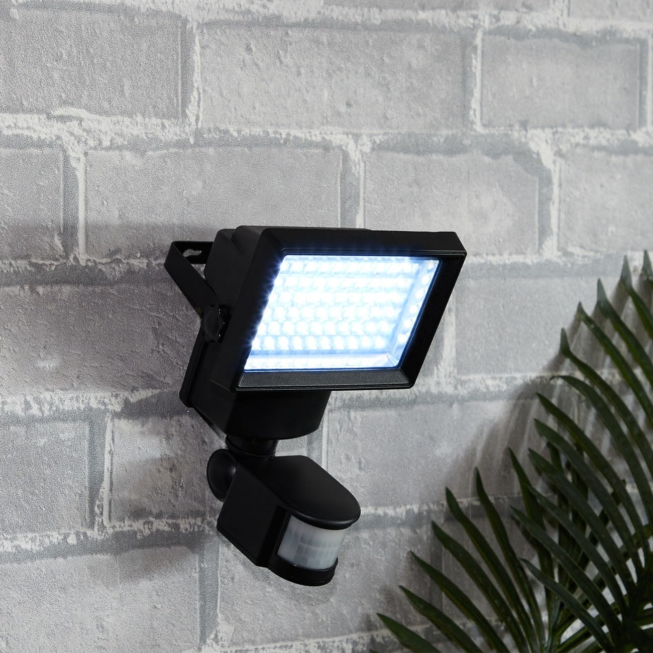 2er-Set Leistungsstarker LED Solar-Strahler mit Bewegungsmelder - Mehr Sicherheit für Ihr Zuhause - Helle 600 Lumen Aussenleuchte für Garten & Hof