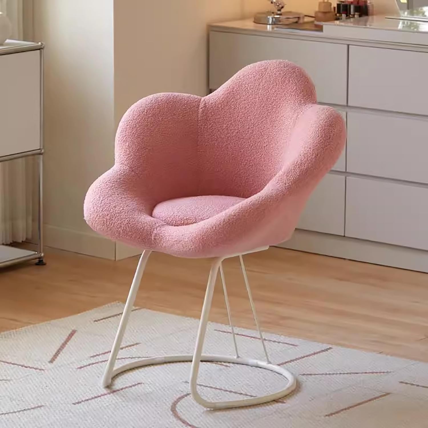 Sillon esquinero esponjoso de boucle para crear un rincon de lectura en el dormitorio
