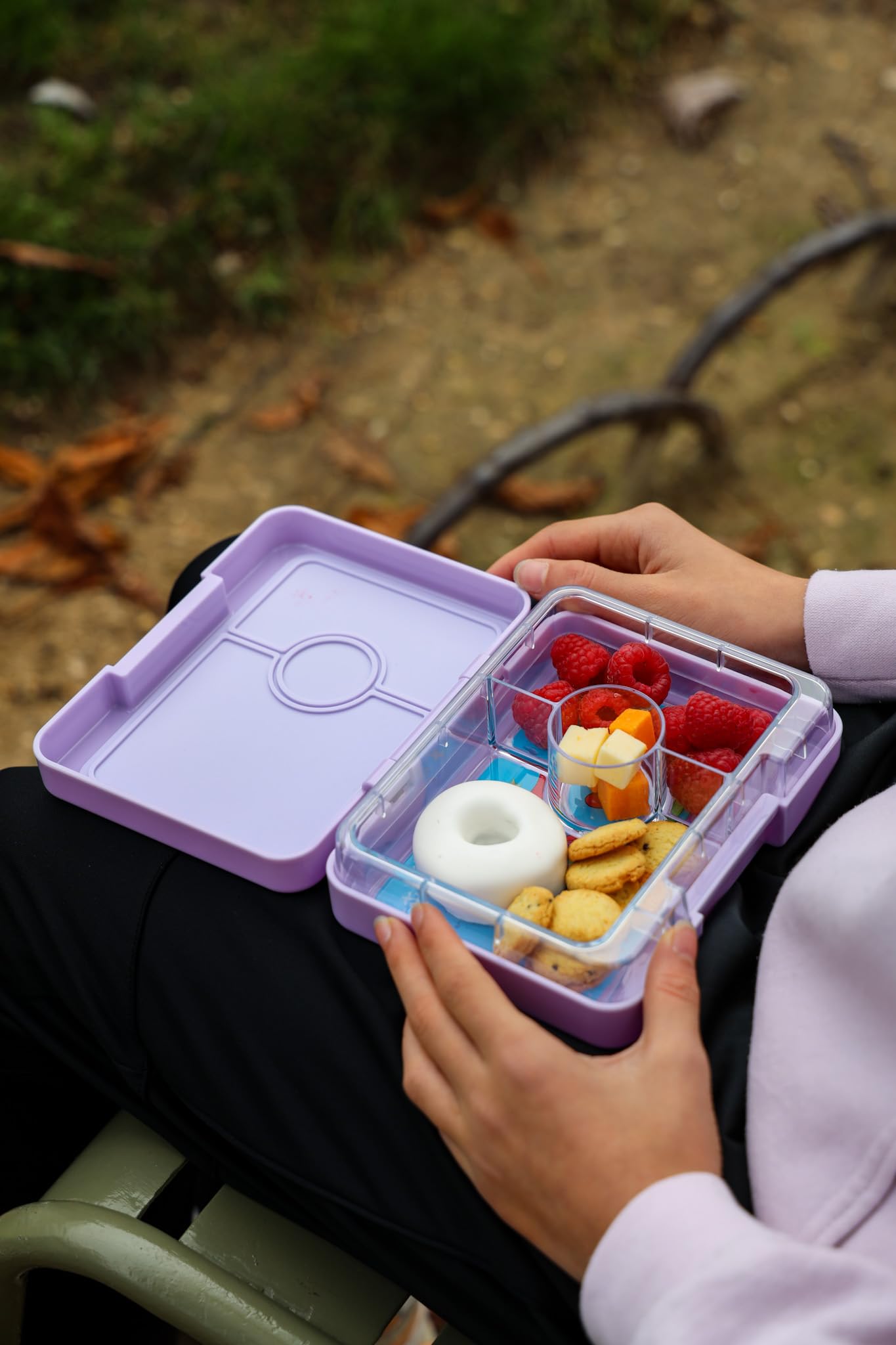 Yumbox Caja de aperitivos a prueba de fugas, sin BPA, 3 compartimentos para niños y adultos, portátil, ligero y fácil de limpiar, ideal para frutas, verduras, galletas