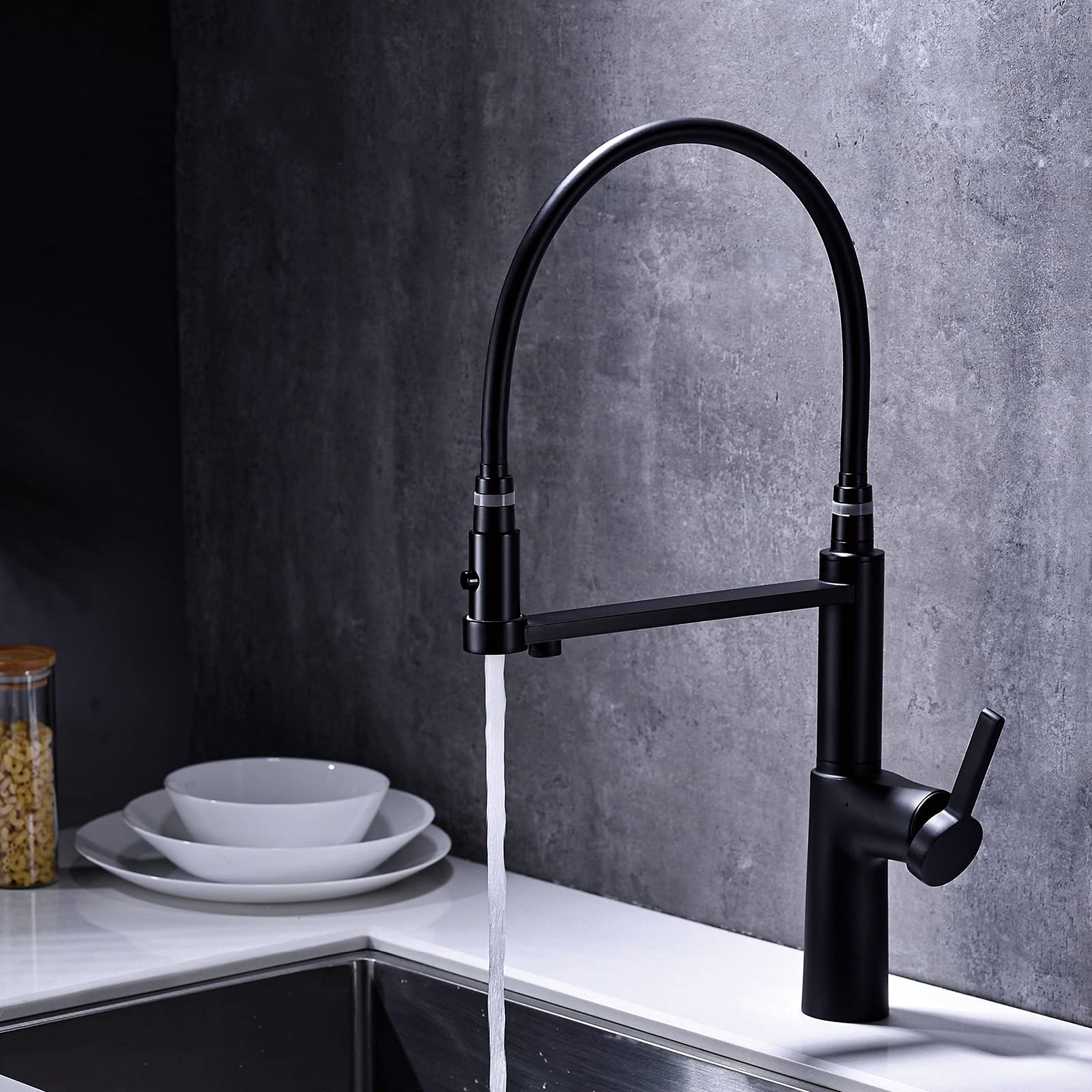Robinet de cuisine moderne avec eau filtrée pour une cuisine saine et un évier élégant