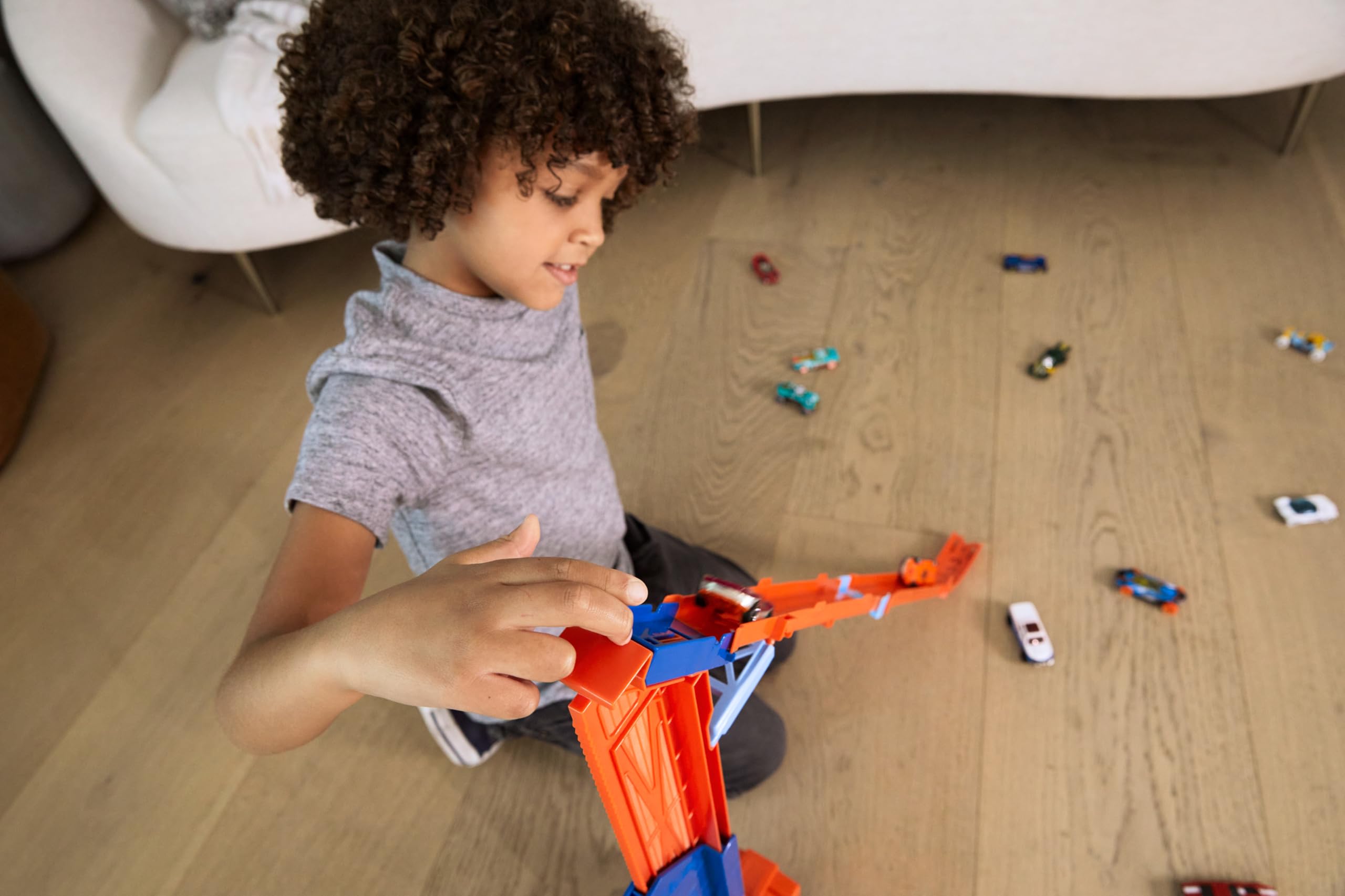 Hot Wheels - Autotrasportatore a Caduta Libera, con 1 macchinina, contiene più di 20 veicoli in scala 1:64, si trasforma in una pista con discesa da 60 cm, Giocattolo per Bambini 4+ Anni, HDY92