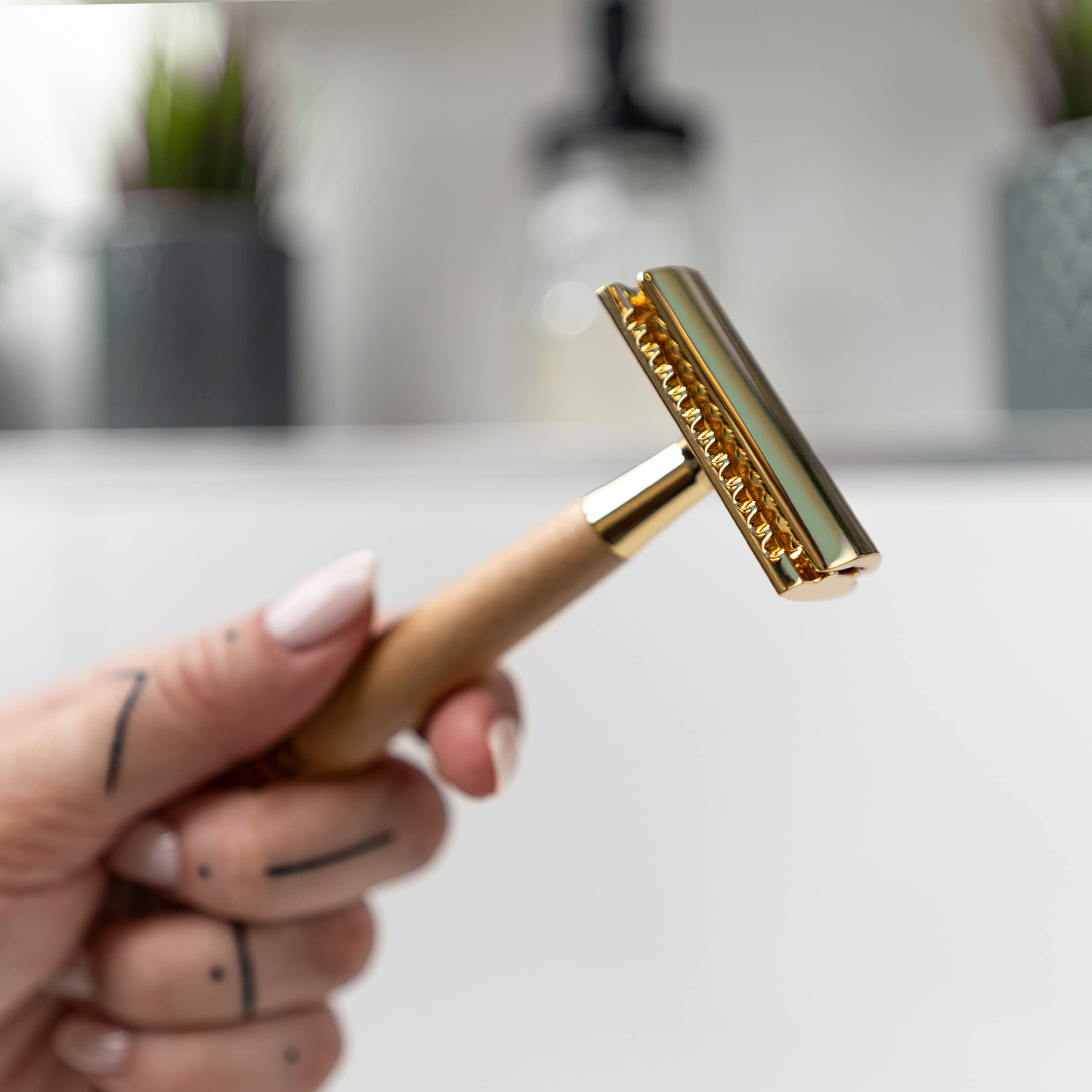 ANYMALE® Safety Razor Maple Wood Gold - Women's Set including 5 Astra Blades and Stand - Plastic-Free Razor - Image 4