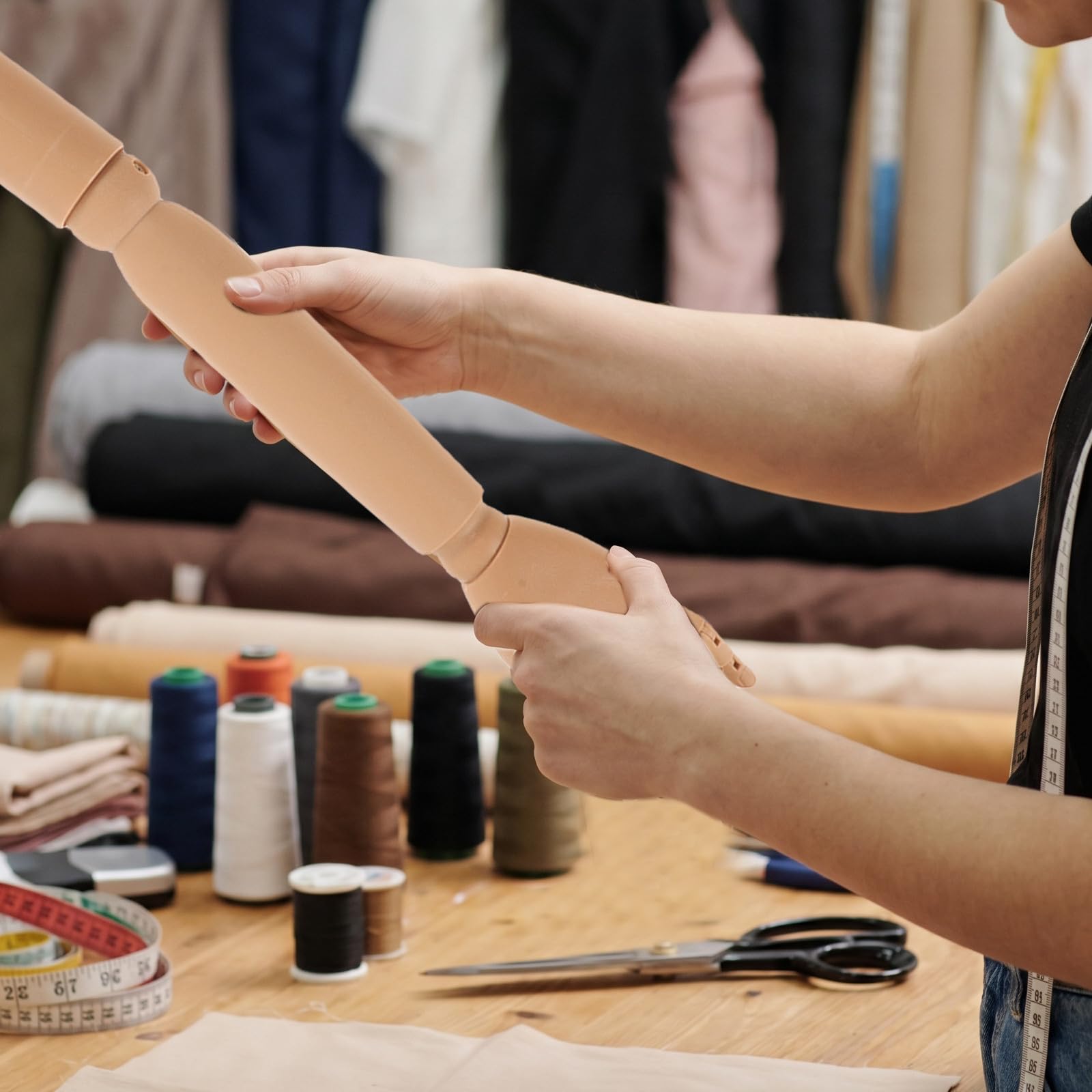 2 Stück Flexible Schaufensterpuppen Handarme aus Kunststoff und Metall mit Abnehmbarem Schulterhalter Verstärktem Gelenk und Matter Oberfläche für Bekleidungsgeschäfte
