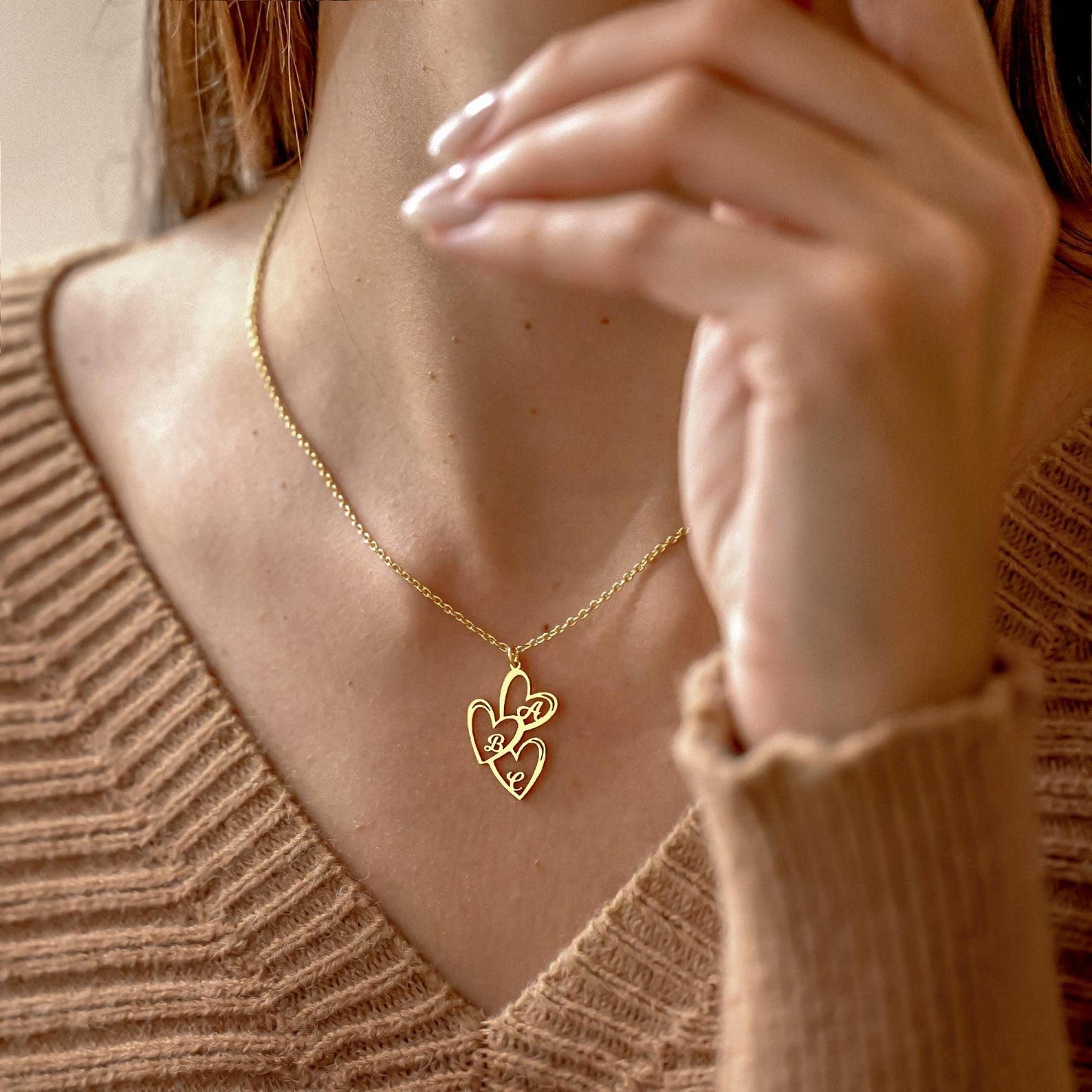 Delicato famiglia iniziale cuori collana, personalizzato multiplo cuore ciondolo collana, oro cuore nome per lei, Natale per mamma