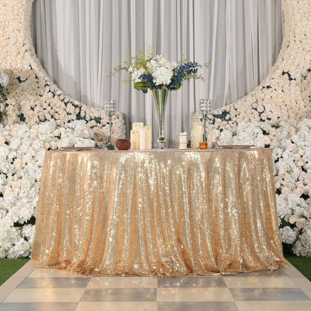 Nappe à paillettes dorées pour masquer une table terne lors d'un cocktail chic