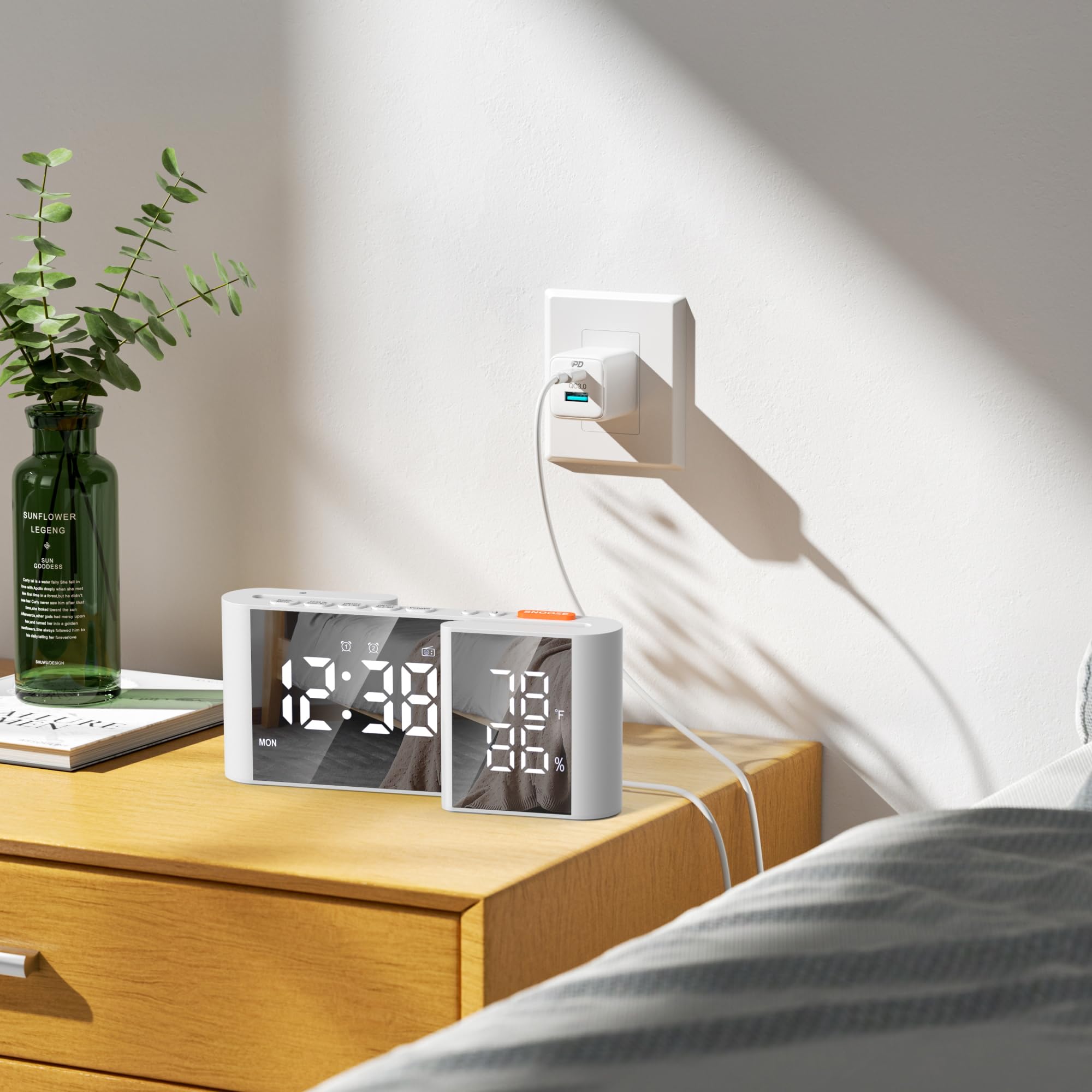 Radio Despertador para Dormitorio FM Radio LED Espejo Reloj Snooze Puerto USB Cargador Volumen Brillo Ajustable Blanco