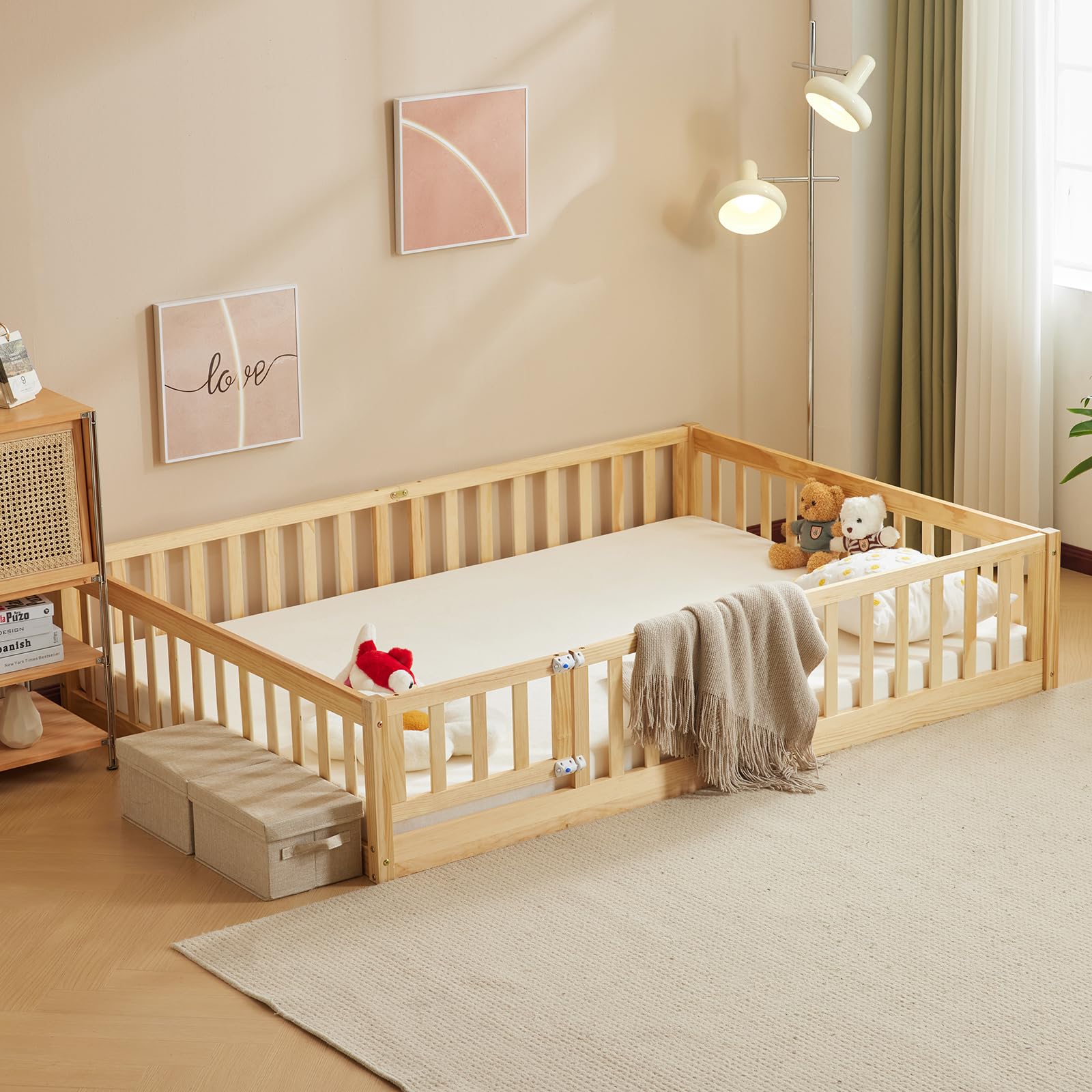Montessori Lit d'enfant Lit au Sol 140x200 cm - Bois Massif avec Porte et Barrière Sécurisée - 12 Lattes Renforcées, Garde-Corps Intégré - pour Enfants et Bébés (Couleur Naturelle)
