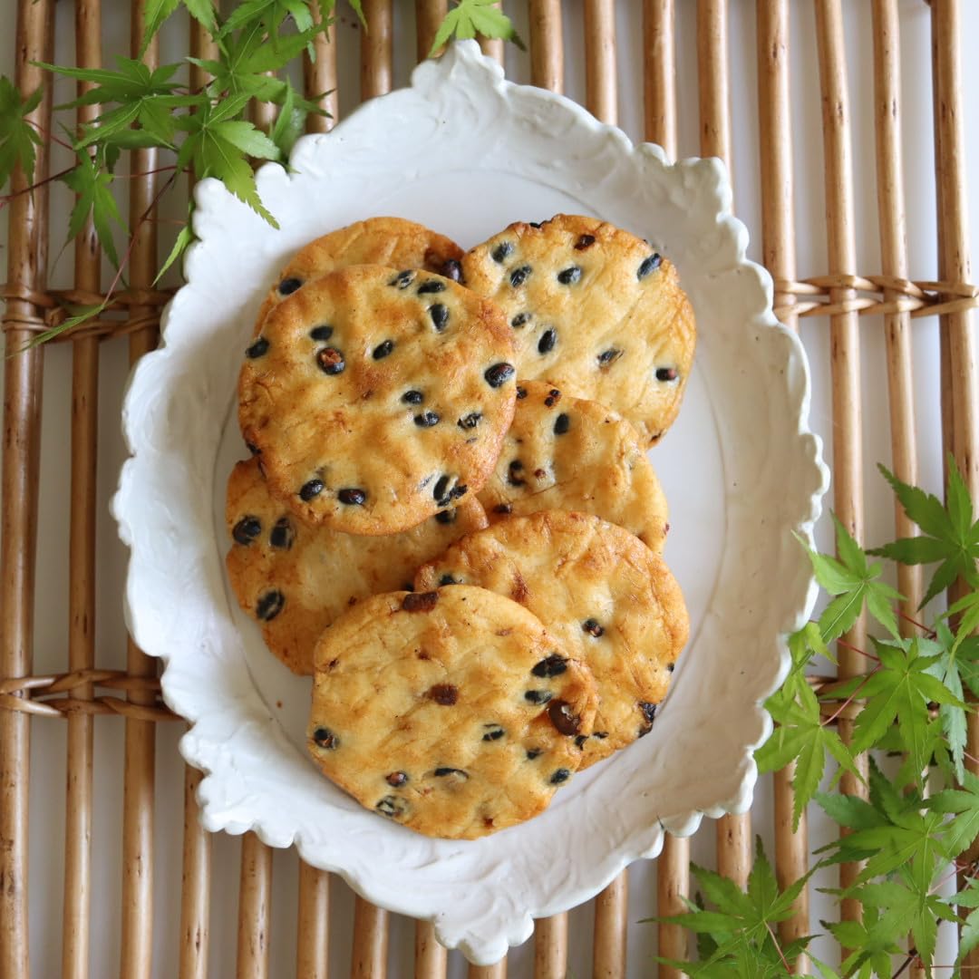 Amazon.co.jp: 岩塚製菓 岩塚の黒豆せんべい 9枚×12袋 : 食品・飲料・お酒