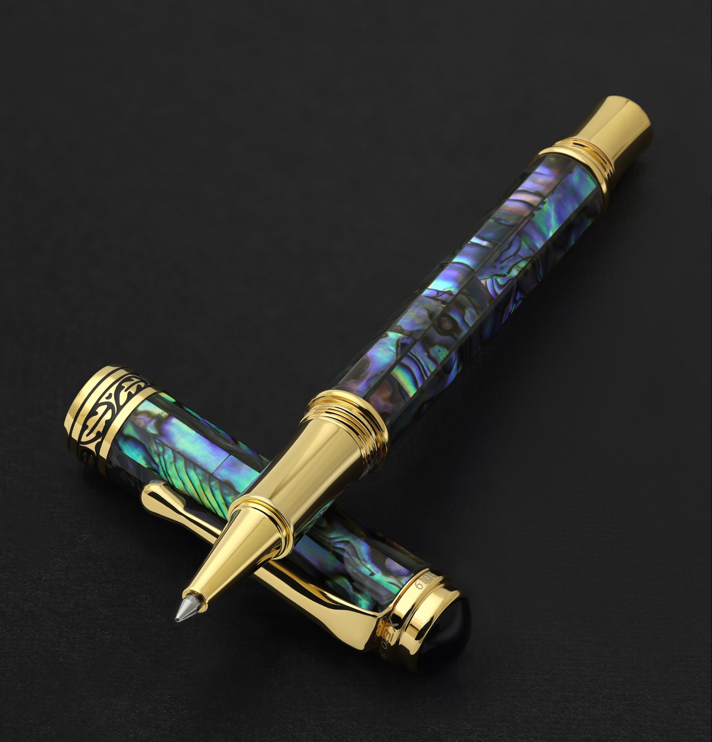 Xezo Stylo roller à pointe fine Maestro, coquillage Paua irisé et plaqué or 18 carats. Fabriqué à la main, édition limitée, sérialisé. Il n'y en a pas deux pareils