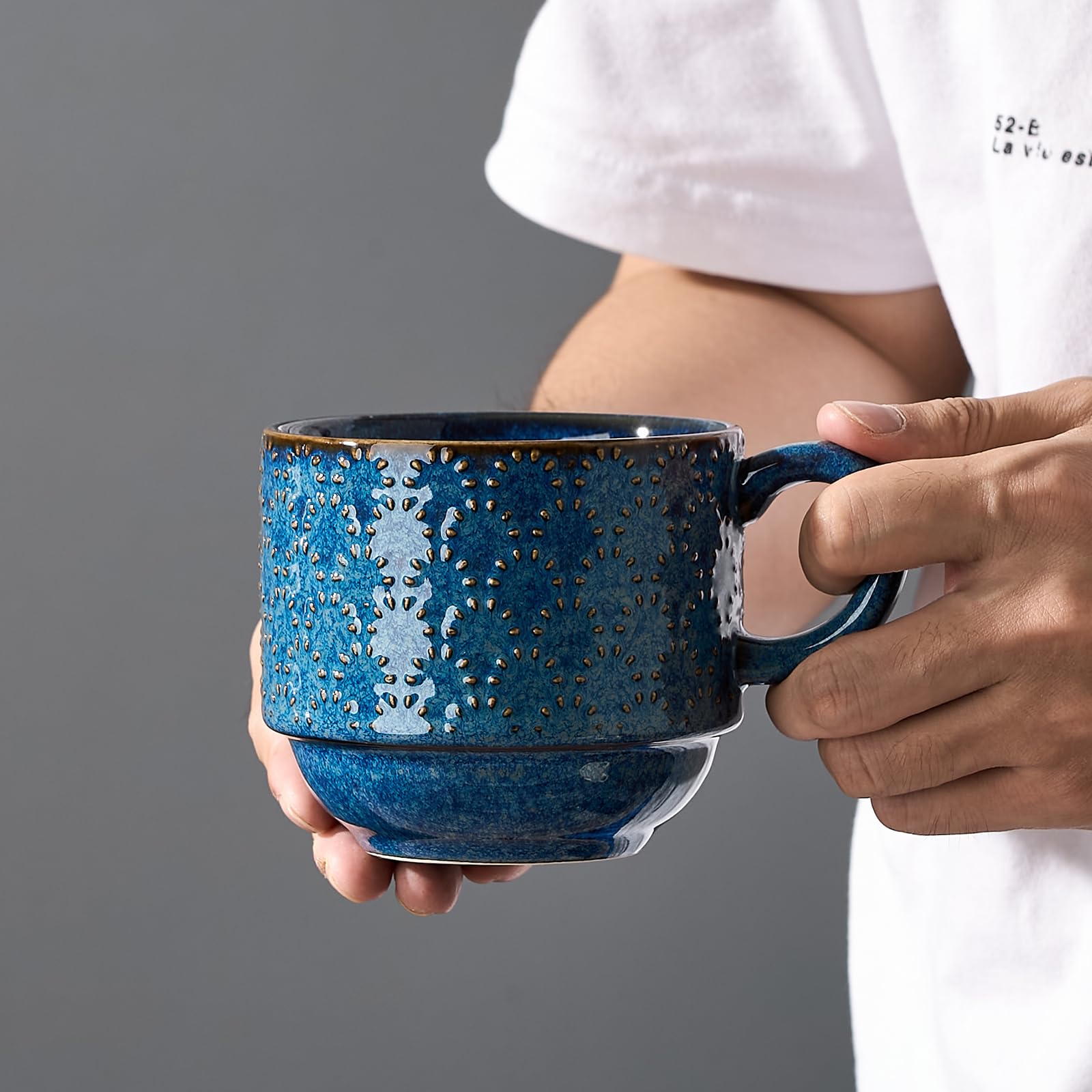 Duży zestaw 4 ceramicznych kubków do kawy ze stojakiem, 450 ml, możliwość układania w stos, różne tłoczenia, prążkowane kubki do latte, do cappuccino, herbaty, gorącego kakao, napojów,