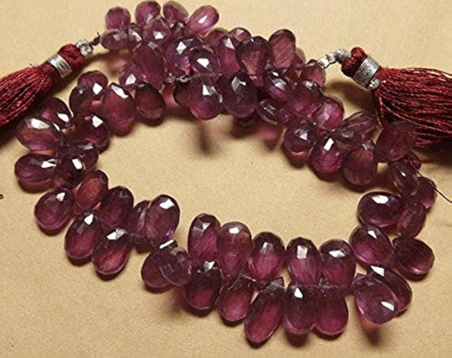 Perles en rubis naturel poire pour raviver l'éclat de vos vieux bijoux