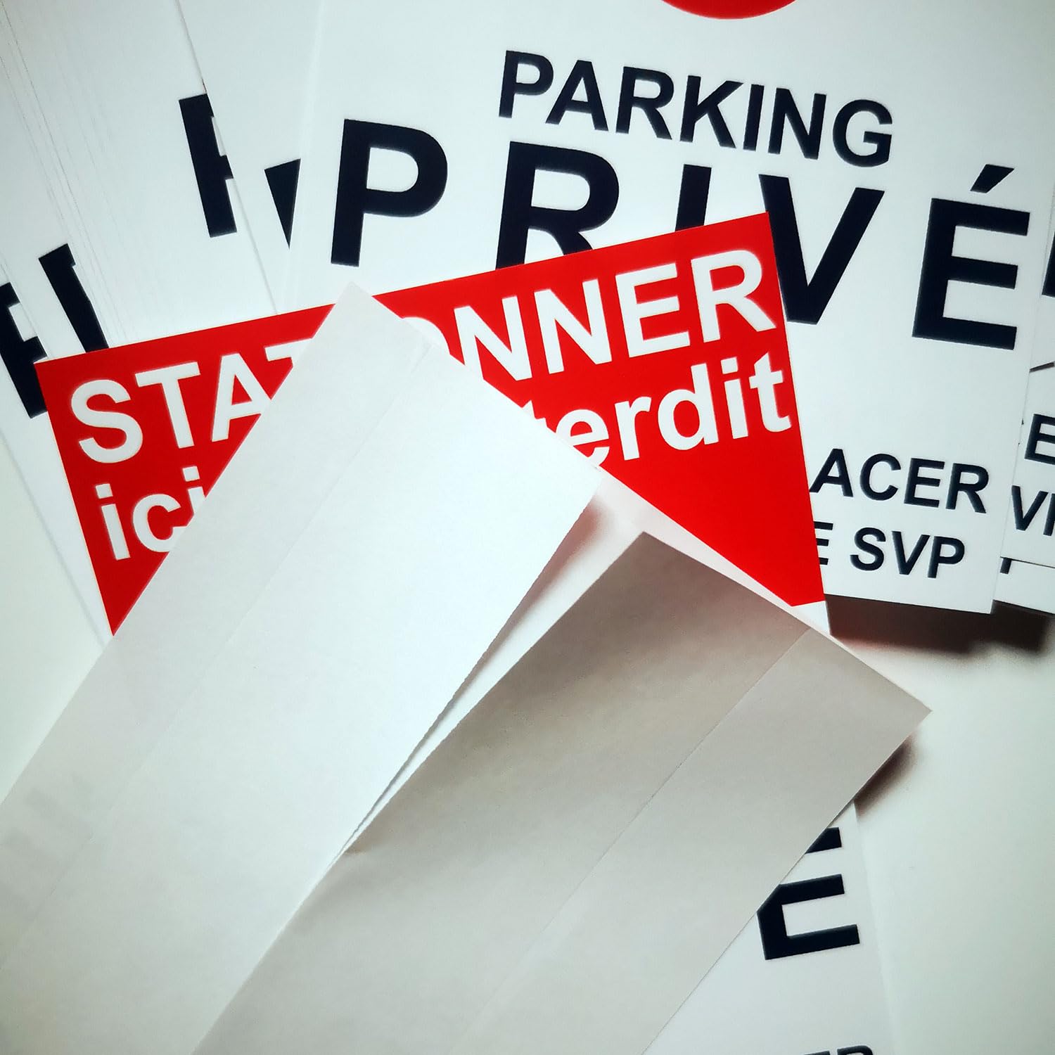 Autocollants Parking privé. Stationnement Interdit ou gênant. Lot de 100. 10,5 x 14,8 cm. A Coller sur Les Voitures en stationnement abusif.