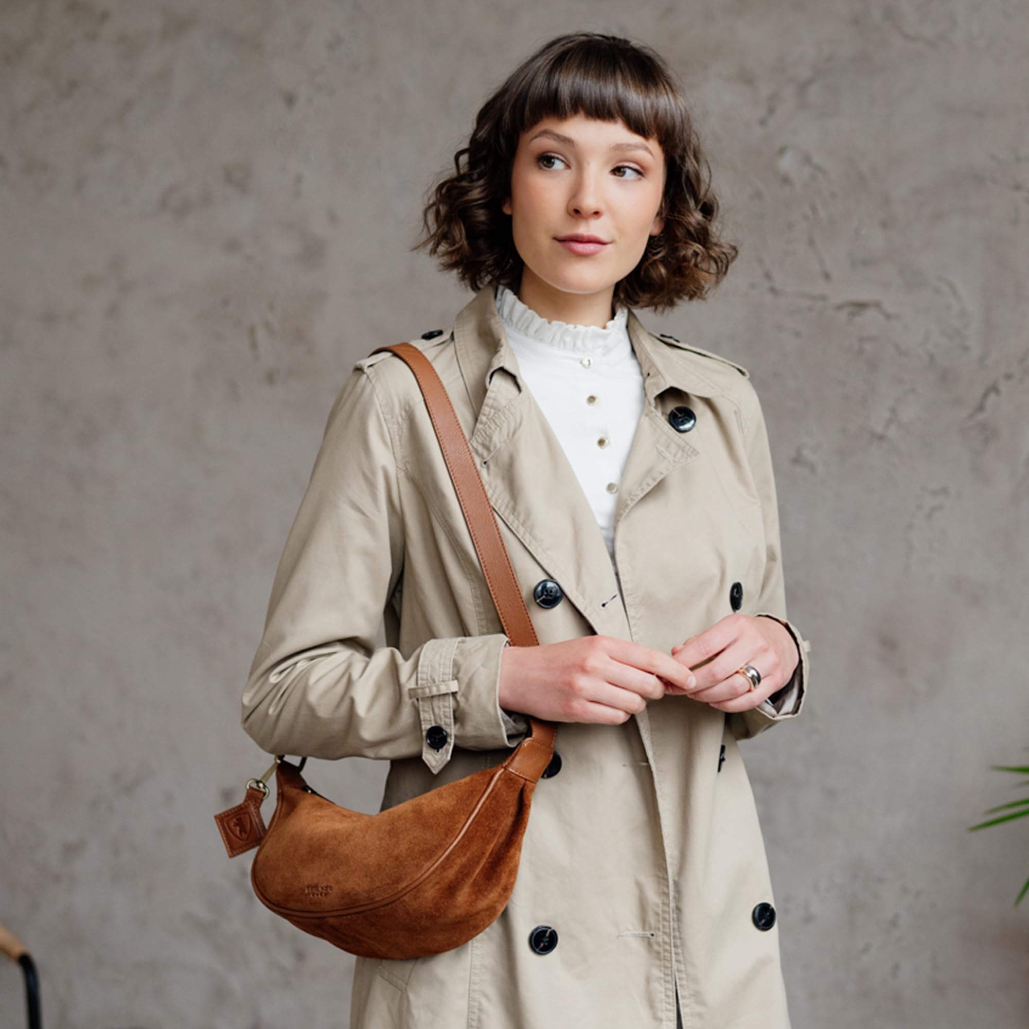 Berliner Bags Crossbody Luna, Halbmond Tasche aus Leder, Moon Bag, Umhängetasche, Schultertaschen für Damen