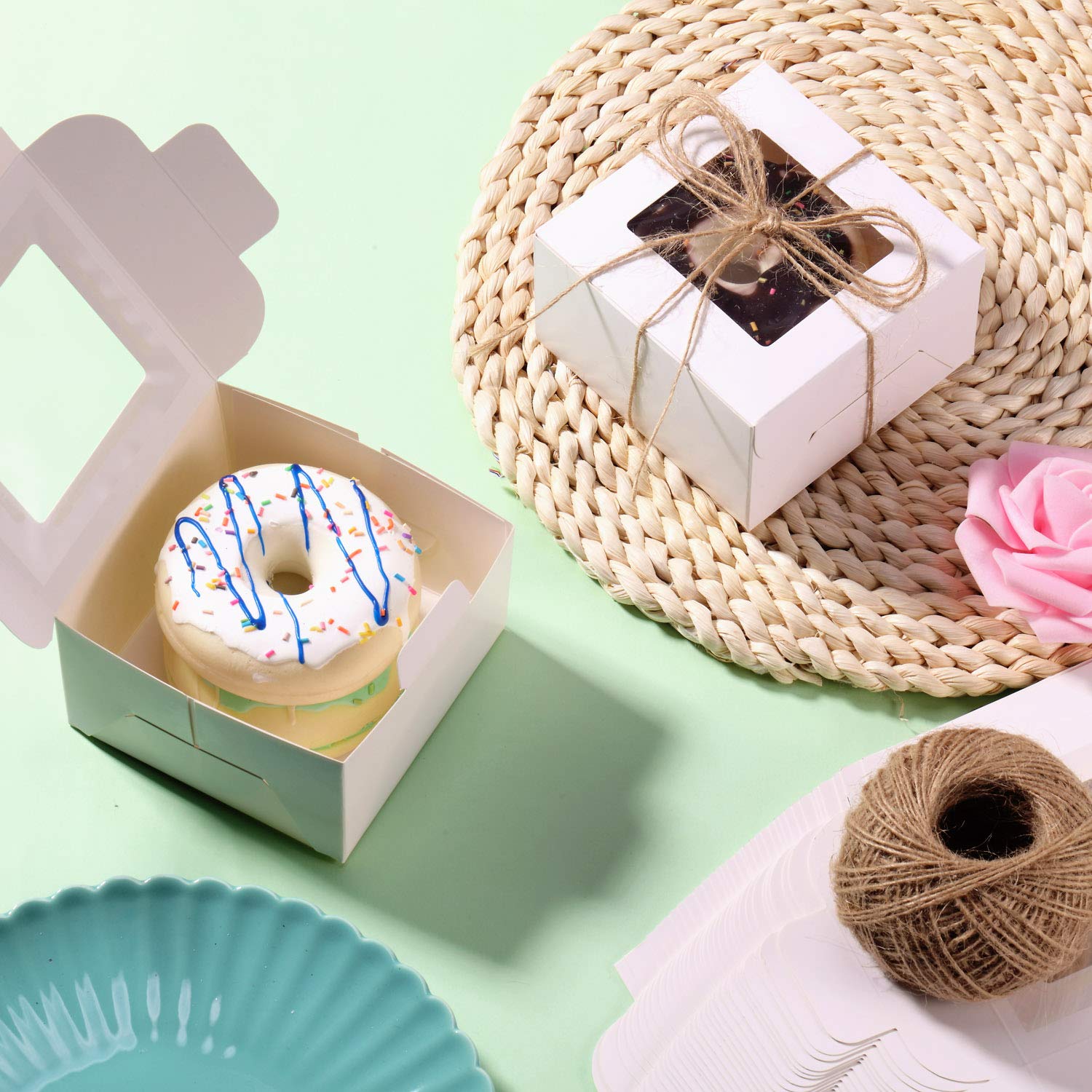 Scatole per cupcake, 50 pezzi, con finestrella e corda da 80 m, in cartoncino, confezione regalo per pasticcini, biscotti, piccole torte, torte 4 x 4 x 2.3 Inch