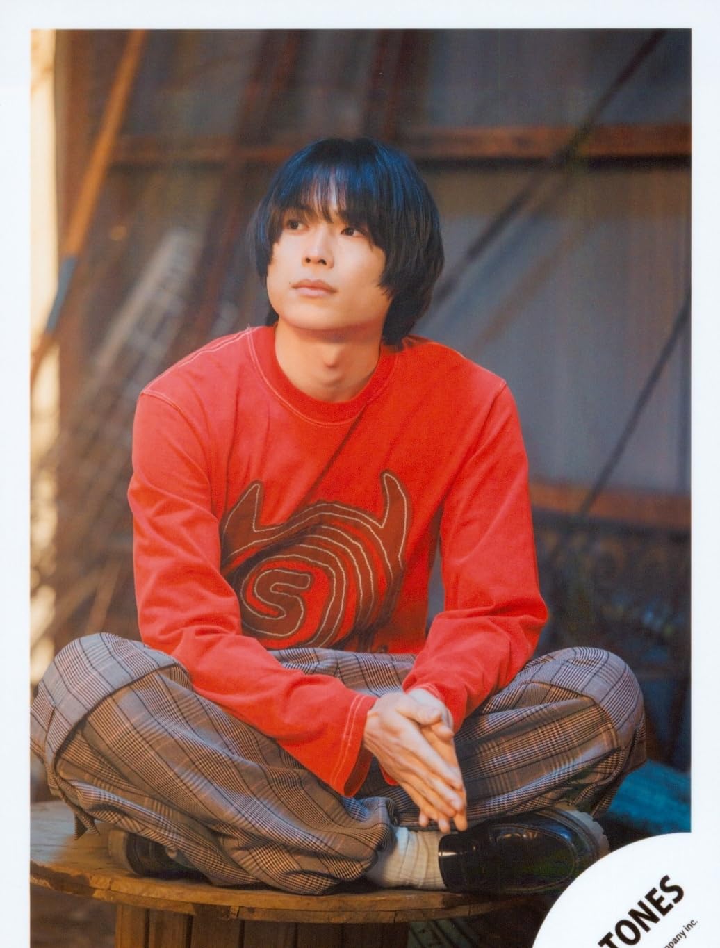 Amazon.co.jp: Six TONES 公式 生 写真（松村北斗）ST01489 : おもちゃ