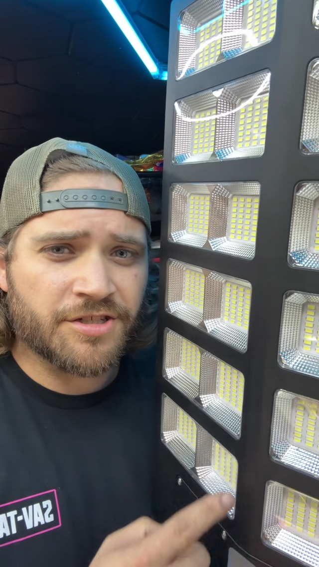 Mitsubishi EL-D0800WW/W LED照明 3500K Warrior 300D Daylight LED Light - 5600k Light for Still and Video