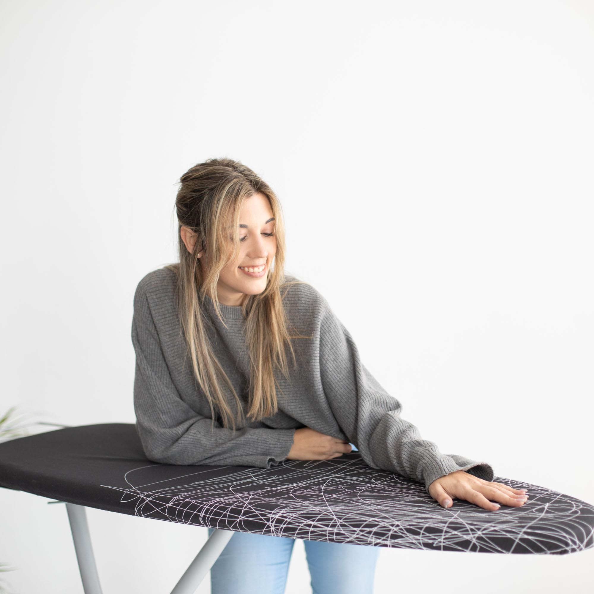 Tabla de Planchar Grande y Profesional | 130x47 cm | Plegable y Robusta | Altura Ajustable con Ruedas | Superficie XXL Ancha | Estable | ideal Centros de Planchado | Fabricada en Europa
