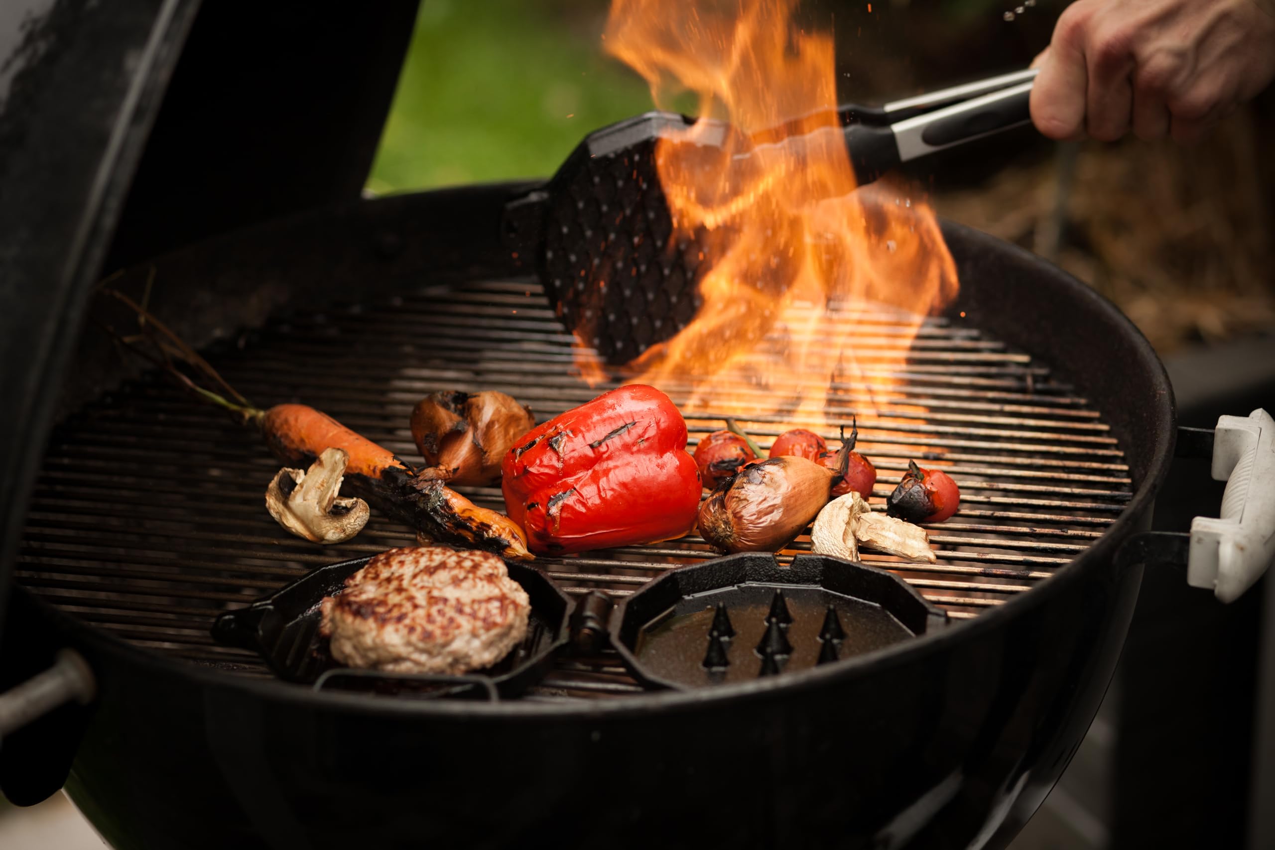 Gusseisen Burgerpfanne mit Deckel - Doppel-Bratpfanne für perfekte Patties - Grillpfanne für BBQ, Smoker & Küche - Vorbehandelte, Hitzebeständige & Extra saftige Pattie-Pfanne (2 Stück)