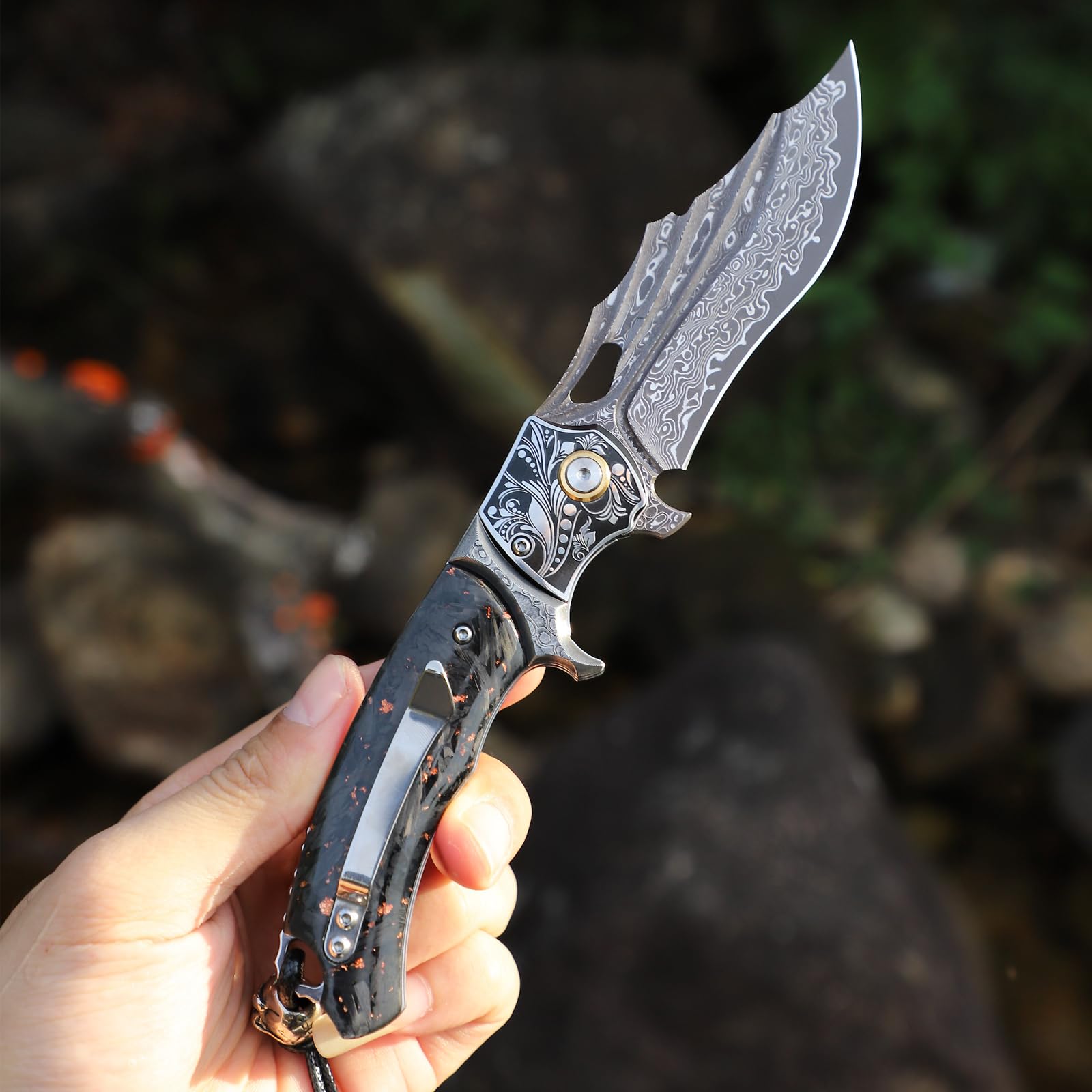 Klappmesser für Herren, 8,6" Damaszenerstahl-Klappmesser, mit Lederscheide, Taschenclip, mit Blütenblatt-Schnitzereien verziert, Griff aus Karbonfaser, ideal für Camping, Abenteuerwanderungen und als