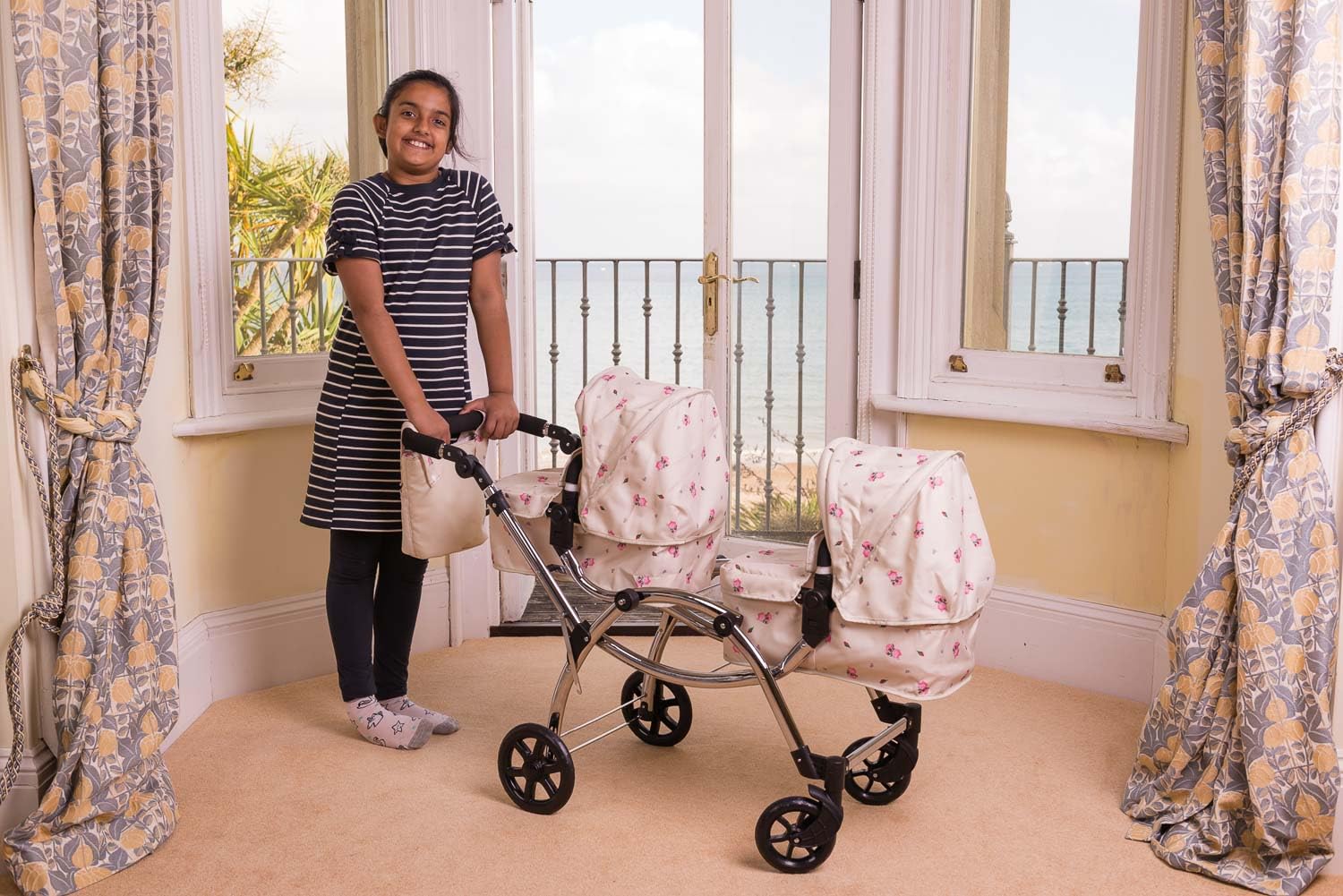 Roma Darcie Twin Dolls wózek dziecięcy w kolorze kremowym, odpowiedni dla dzieci w wieku od 3 do 16 lat, regulowana wysokość uchwytu, 16 kombinacji, podwójna zabawka dla lalek na Boże Narodzenie,