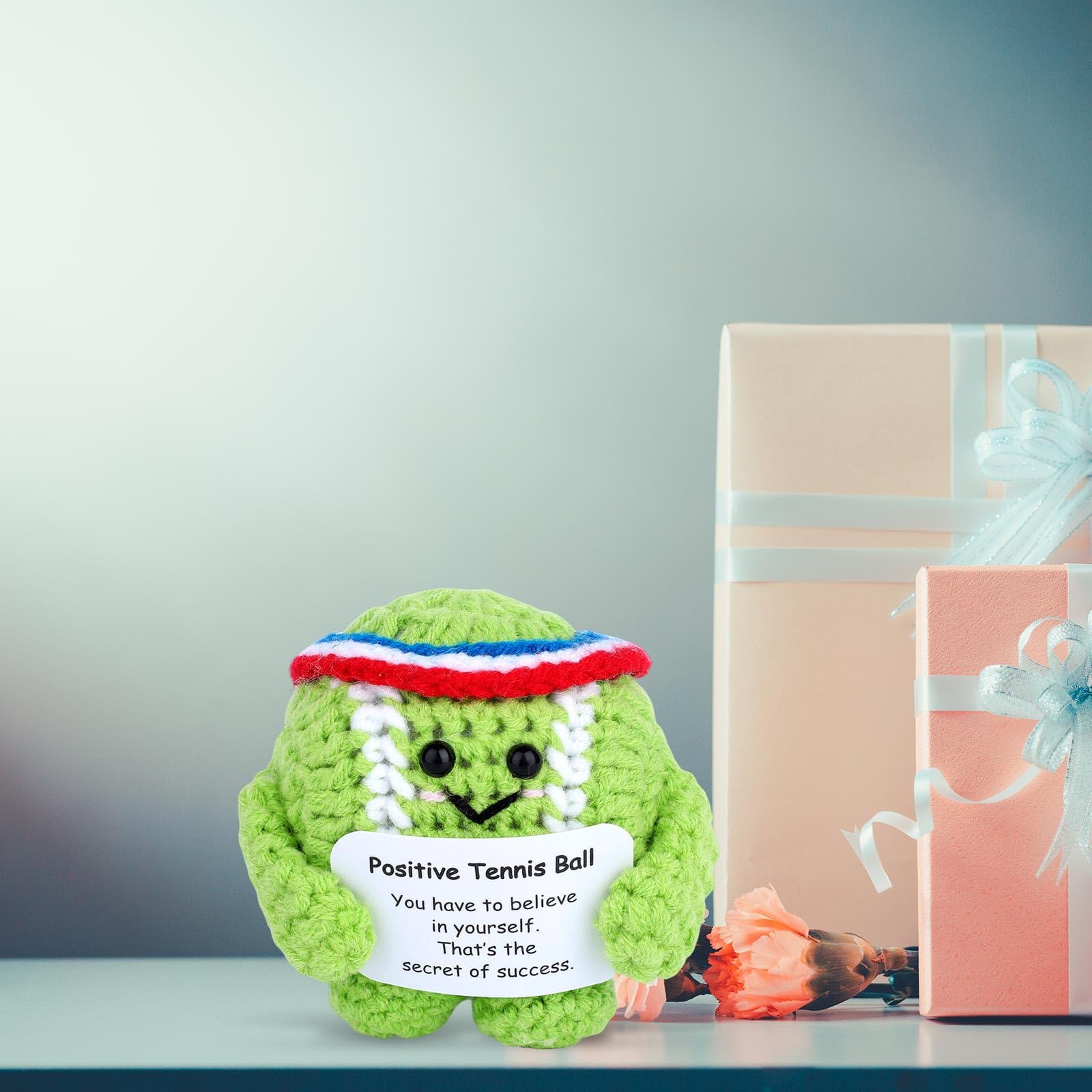 TOYMIS 2pz Palline Tennis Positivo, Peluche Supporto Emotivo e Motivazionale con Carta Positiva Giocattoli Tennis Lavorati a Maglia Regali Allegria Amanti Dello Sport e Decorazioni per Feste Tavolo