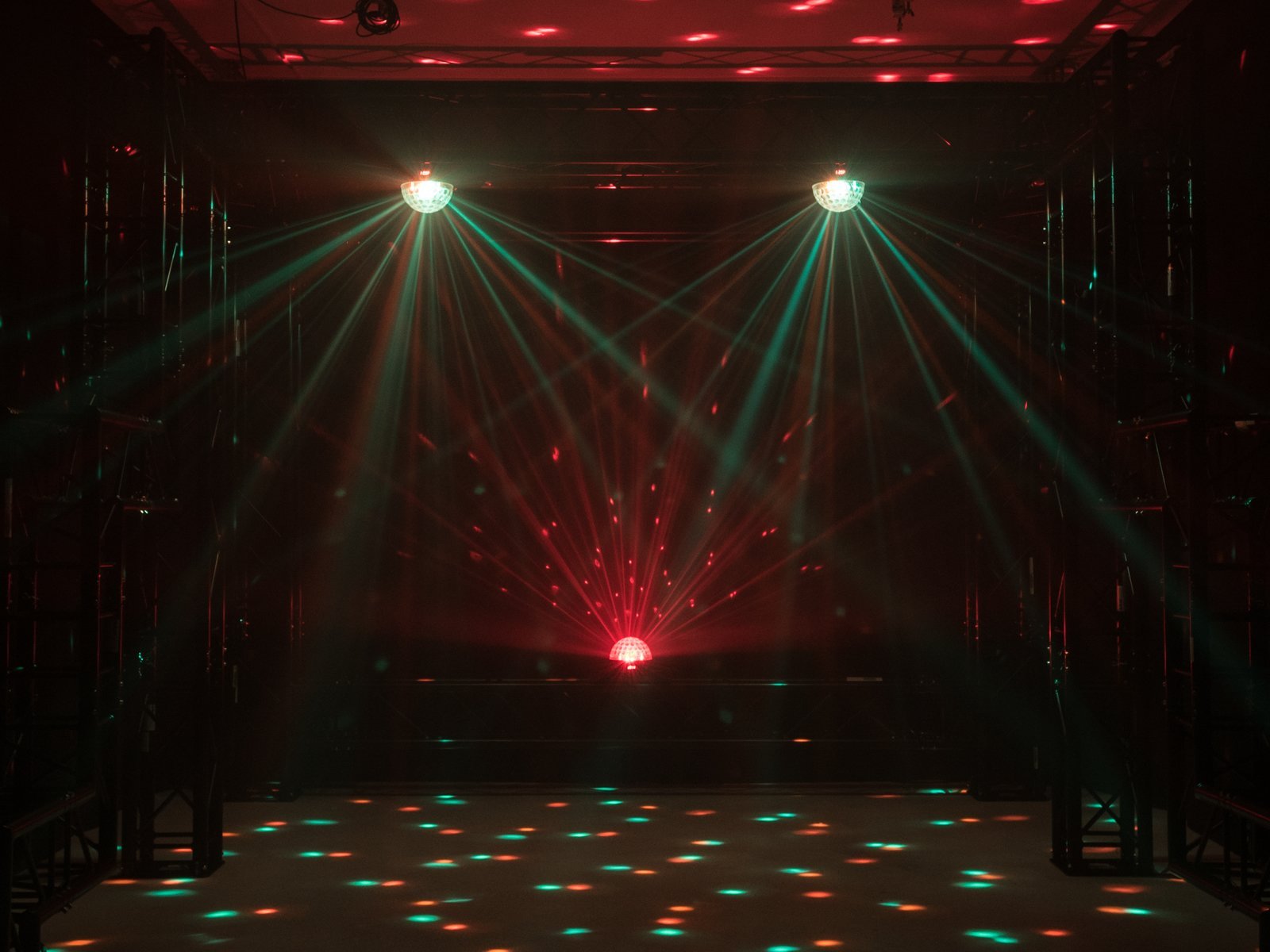 Eurolite LED BC-6 Strahleneffekt | Kompakter Spiegelkugel-Effekt mit leuchtenden Plexiglaskugel & DMX | Musiksteuerung über eingebautes Mikrofon