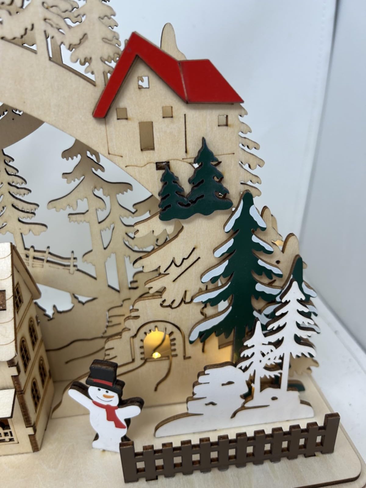 Village de Noël alpin en bois - Décoration de table à LED - 41 cm - Fonctionne sur une minuterie - Fonctionne avec piles