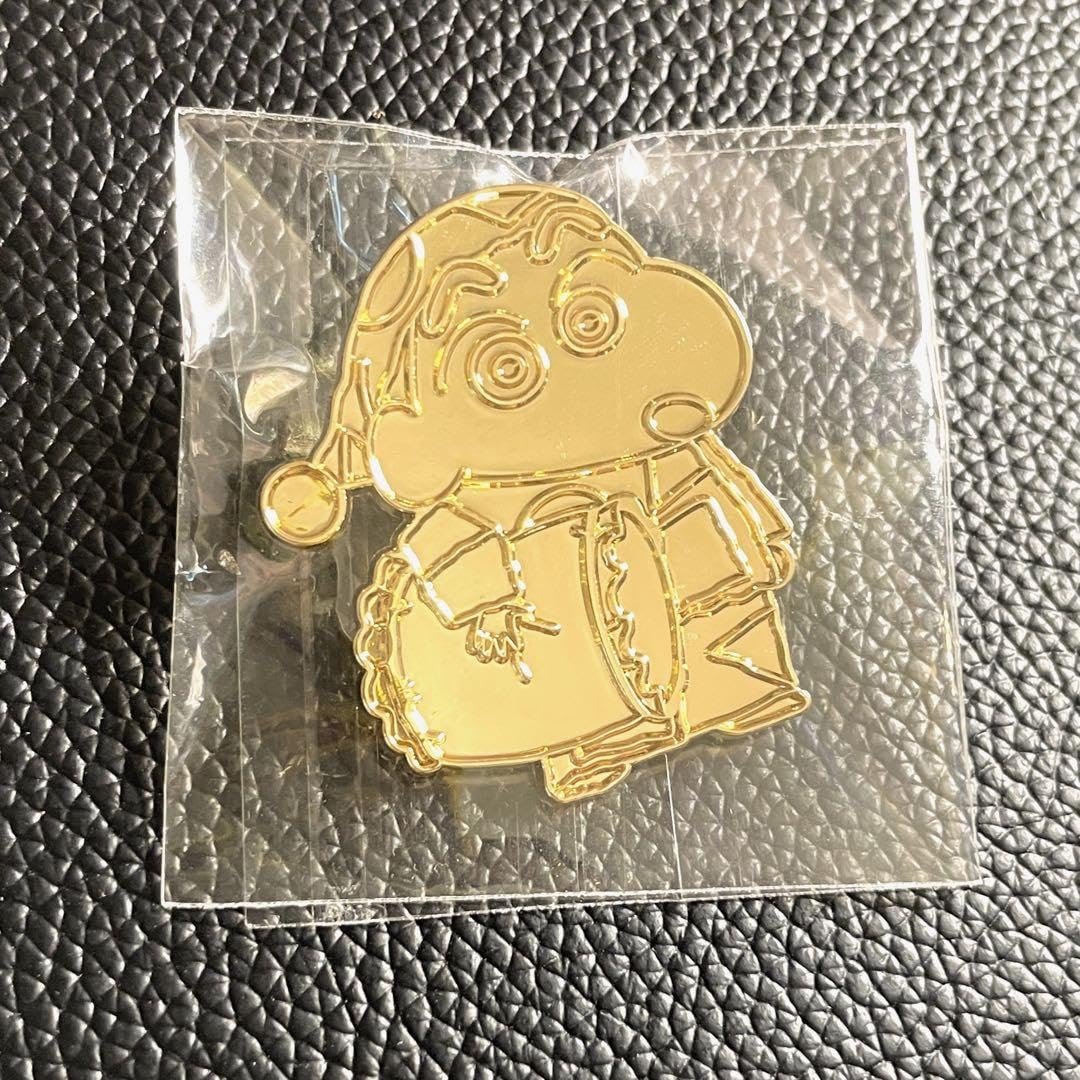 期間限定値下げ　クレヨンしんちゃん シネマパレード　 金のピンバッジ　10点 クレヨンしんちゃん シネマパレード 限定ノベルティ 金の