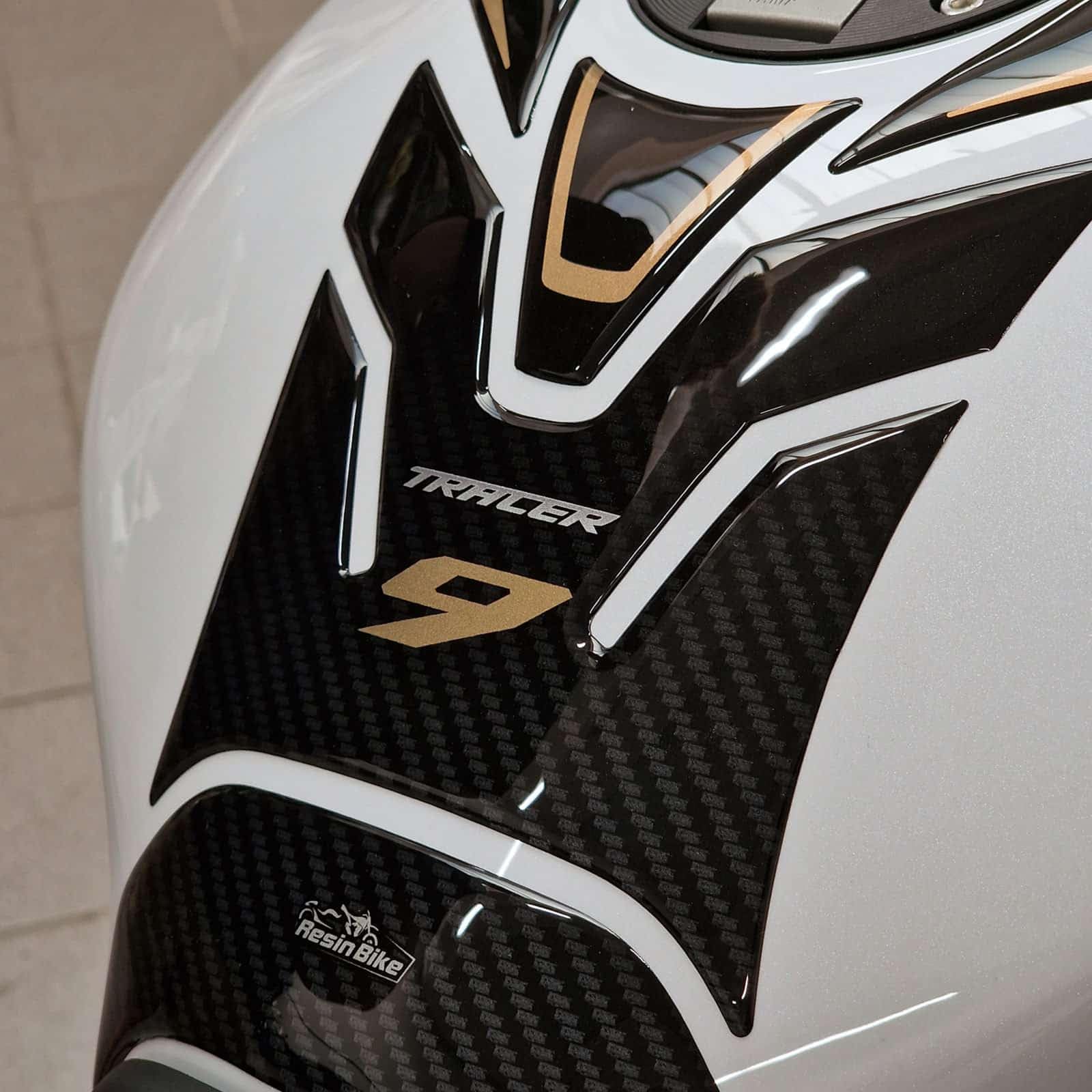 Resin Bike Adhesivos de Moto Compatibles con Yamaha Tracer 9-9 GT 2021-2026 Dorado. Protección del Tanque de Choques y Arañazos de Moto. Adhesivo 3D Resinado - Made in Italy