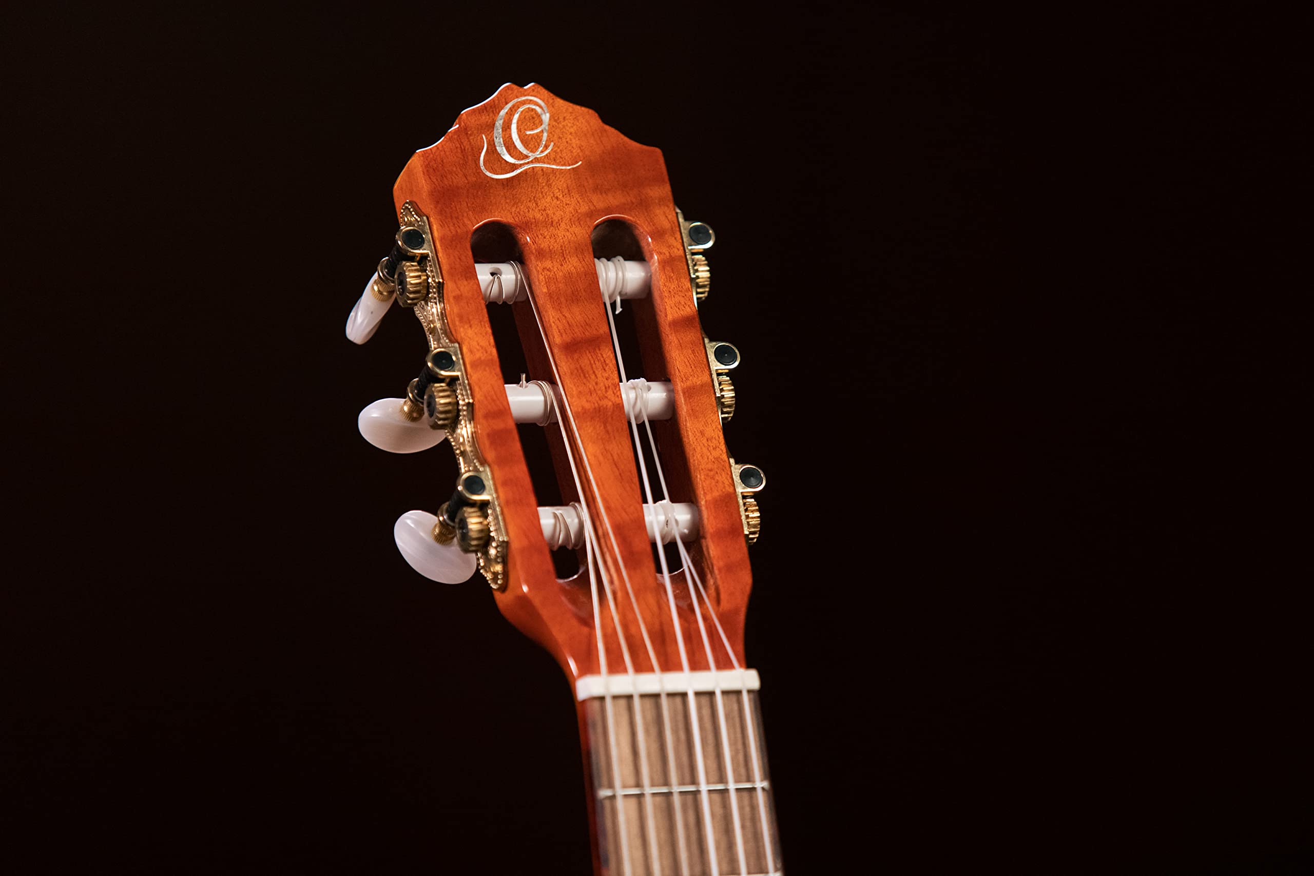 Ortega Guitars Reise Gitarre Elektro-Akustisch – Mini Travel Series – Geflammtes Mahagoni, Hochglanz Natur (RGLE18FMH)