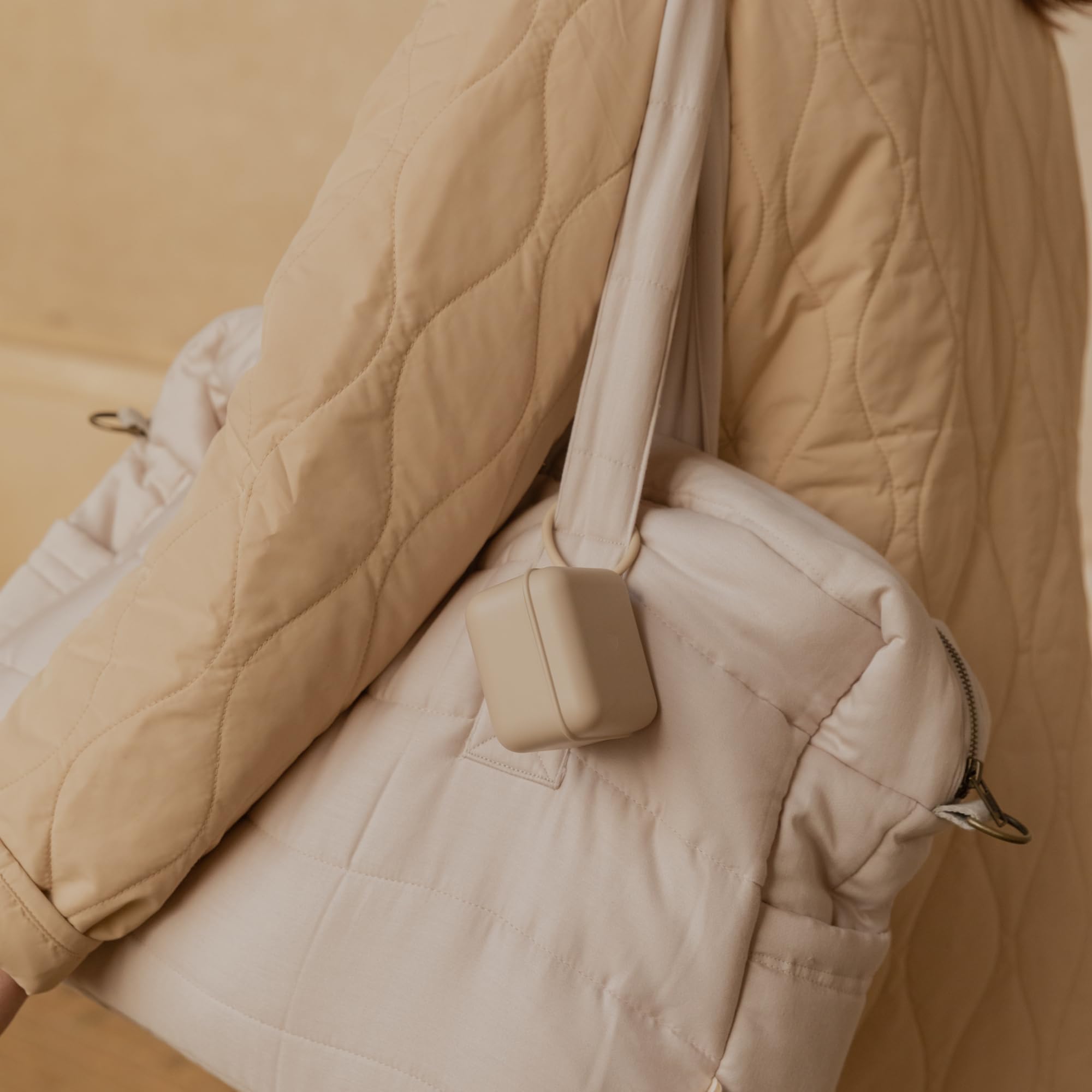 Contenitore per ciuccio BIBS con cordino. Supporto per ciuccio e contenitore per la sterilizzazione. Materiale approvato per uso alimentare 100% senza BPA. Prodotto in Danimarca. Iron