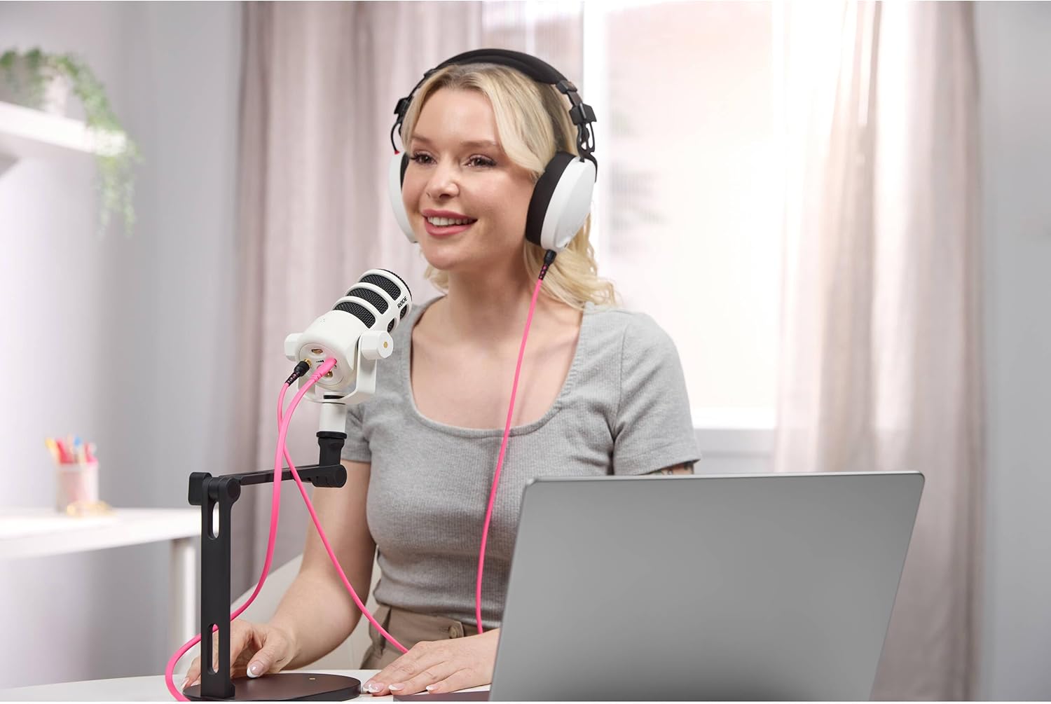 Rode PodMic USB Dynamic Broadcast Microphone (White) with Rode Desk Stand 2 (DS2) and XLR Cable