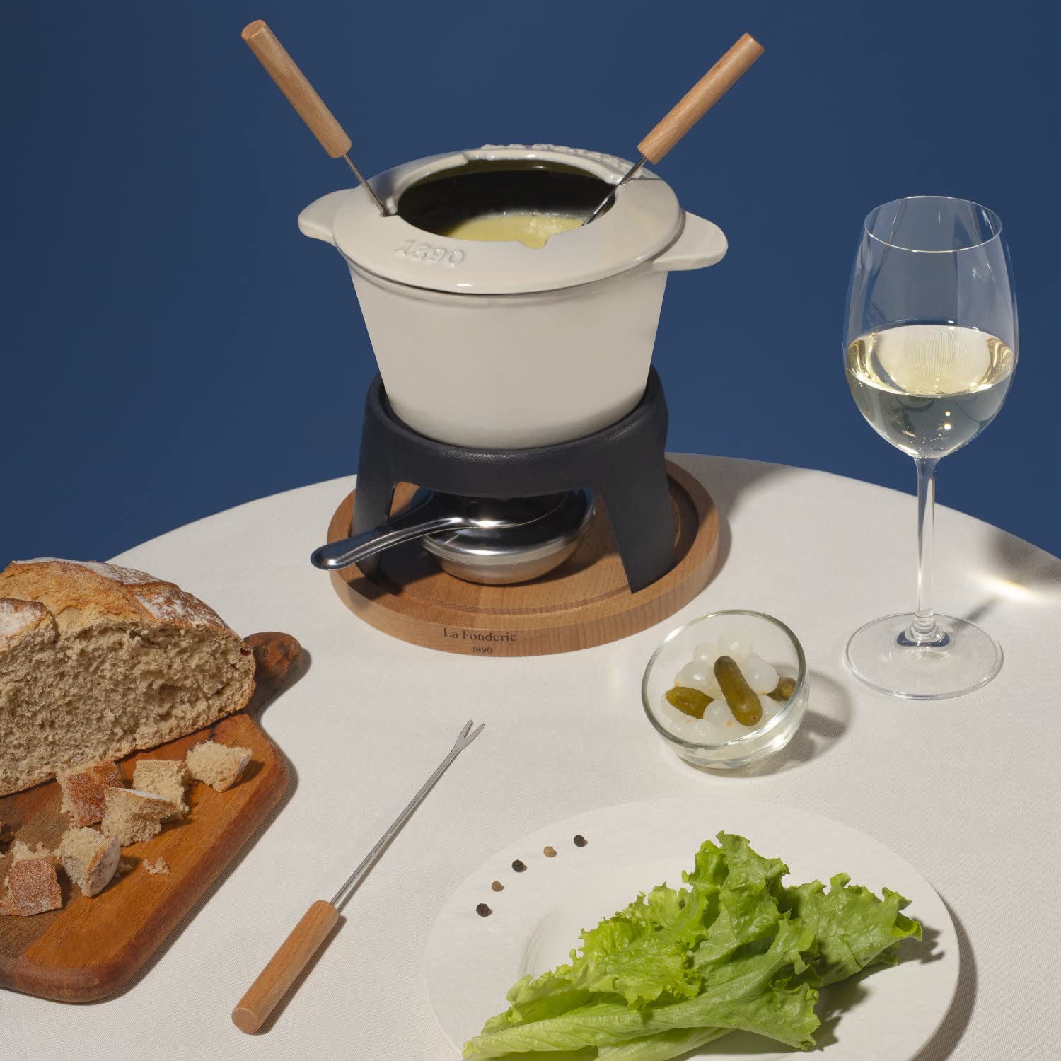 Set per fonduta in ghisa per 4 Persone Mont Joly, per fondute di Formaggio e Cioccolato, Coperchio antischizzi, 4 forchette con Manici in Legno di faggio, capacità 1,2 L, Beige