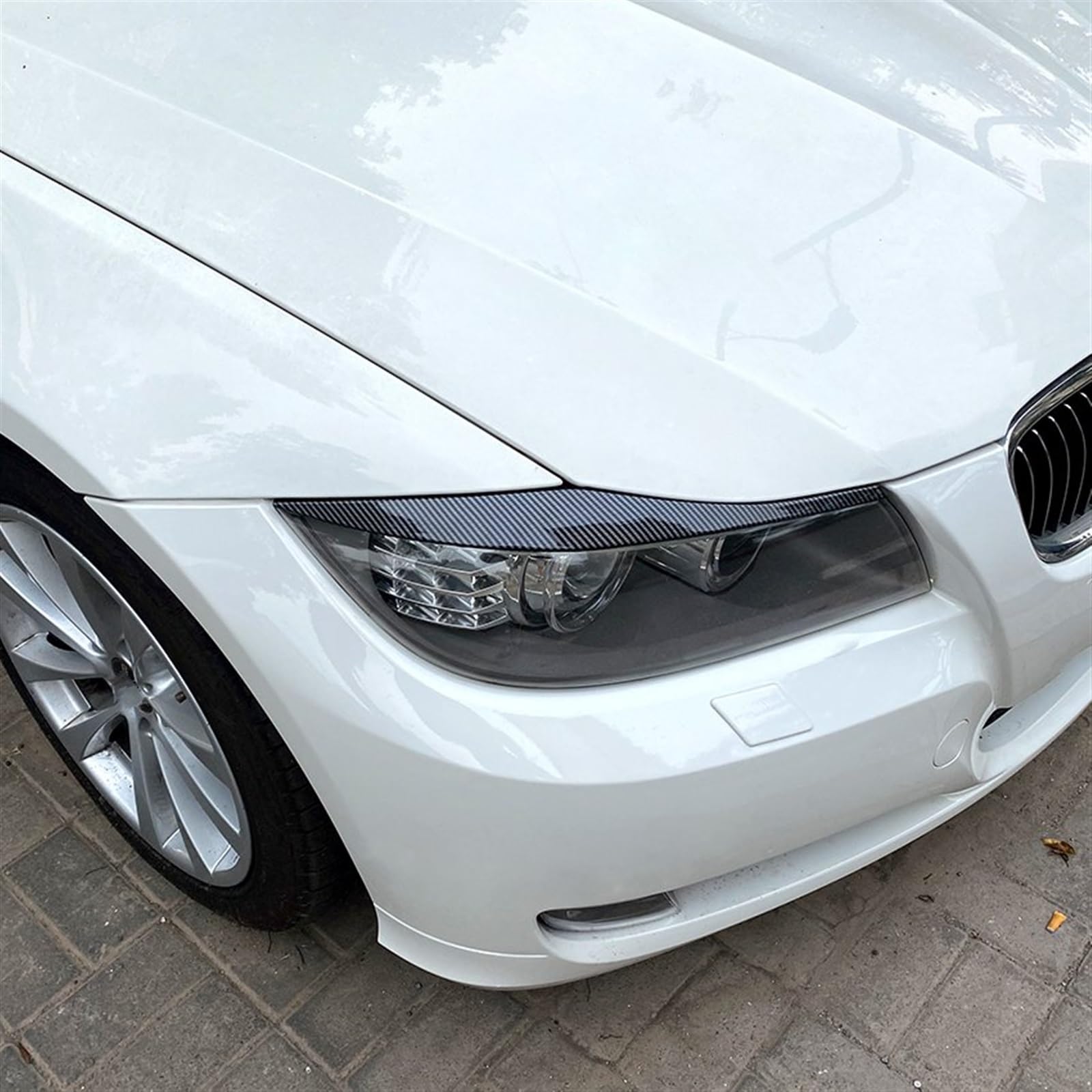 Zestaw 2 naklejek ABS na powieki na sedan lub samochód turystyczny o wyglądzie węglowym, pasuje do BMW serii 3 E90 i E91 (2005-2011).