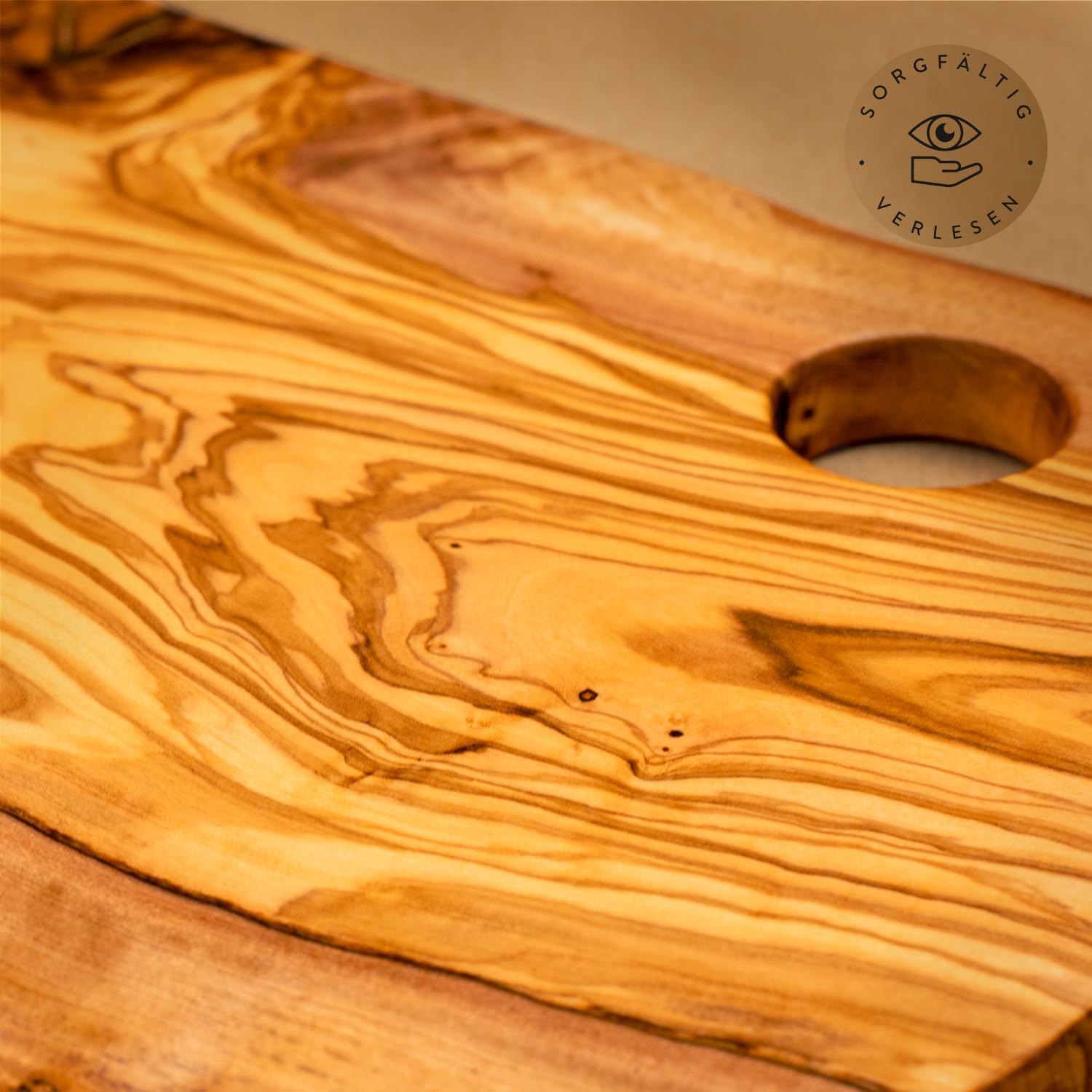 DAS OLIVENHOLZBRETT® Schneidebrett Olivenholz/Antipastibrett/Vesperbrett/Servierbrett/Chacaturieboard/Brotzeitbrett mit naturbelassenem Rand, / mit Loch zum Servieren 35cm