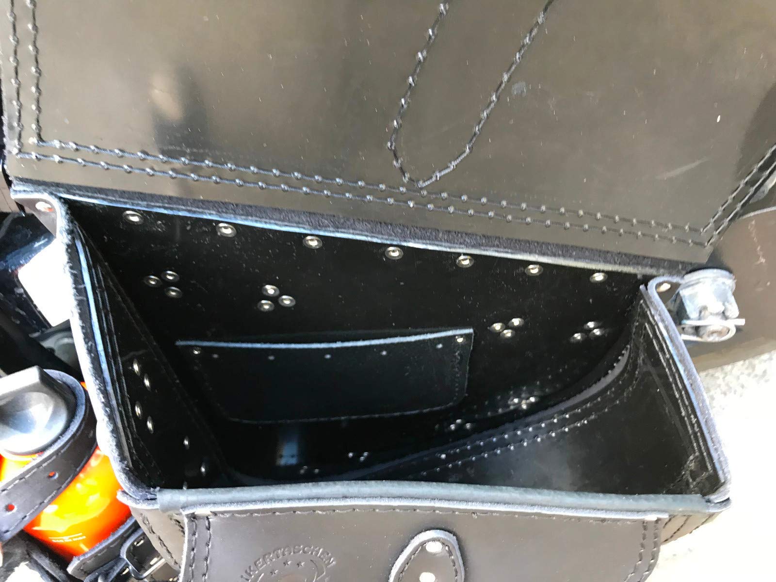 Hades Black Schwingentasche kompatibel mit Harley Davidson Softail Schwinge schwarz Getränkehalter Tasche Motorrad Softail Heritage Bikertasche Echtleder Slim Starrahmen Rahmen