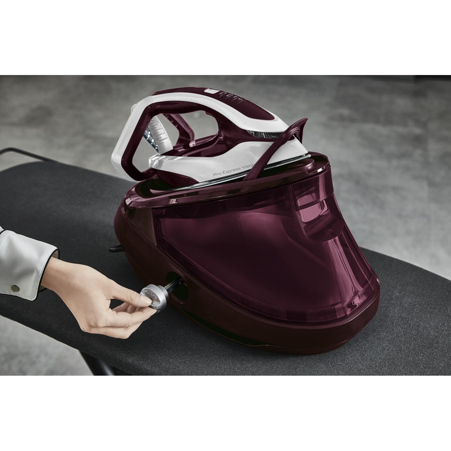 Tefal Pro Express Vision Dampfbügelstation, Smart LED-Leuchte am Bügeleisen, leistungsstarker 8,3-Bar-Druck, 180 g/Min. Dampf, 680 g/Min. extra Dampfstoß, Anti-Kalk System, dunkelrot/weiß, GV9810