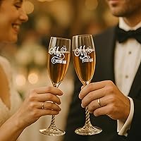Vista 3 de Mr and Mrs Copas de champán personalizadas, copas de tostadas de boda, copas de vino grabadas con texto en inglés "His Her Her", vasos para parejas