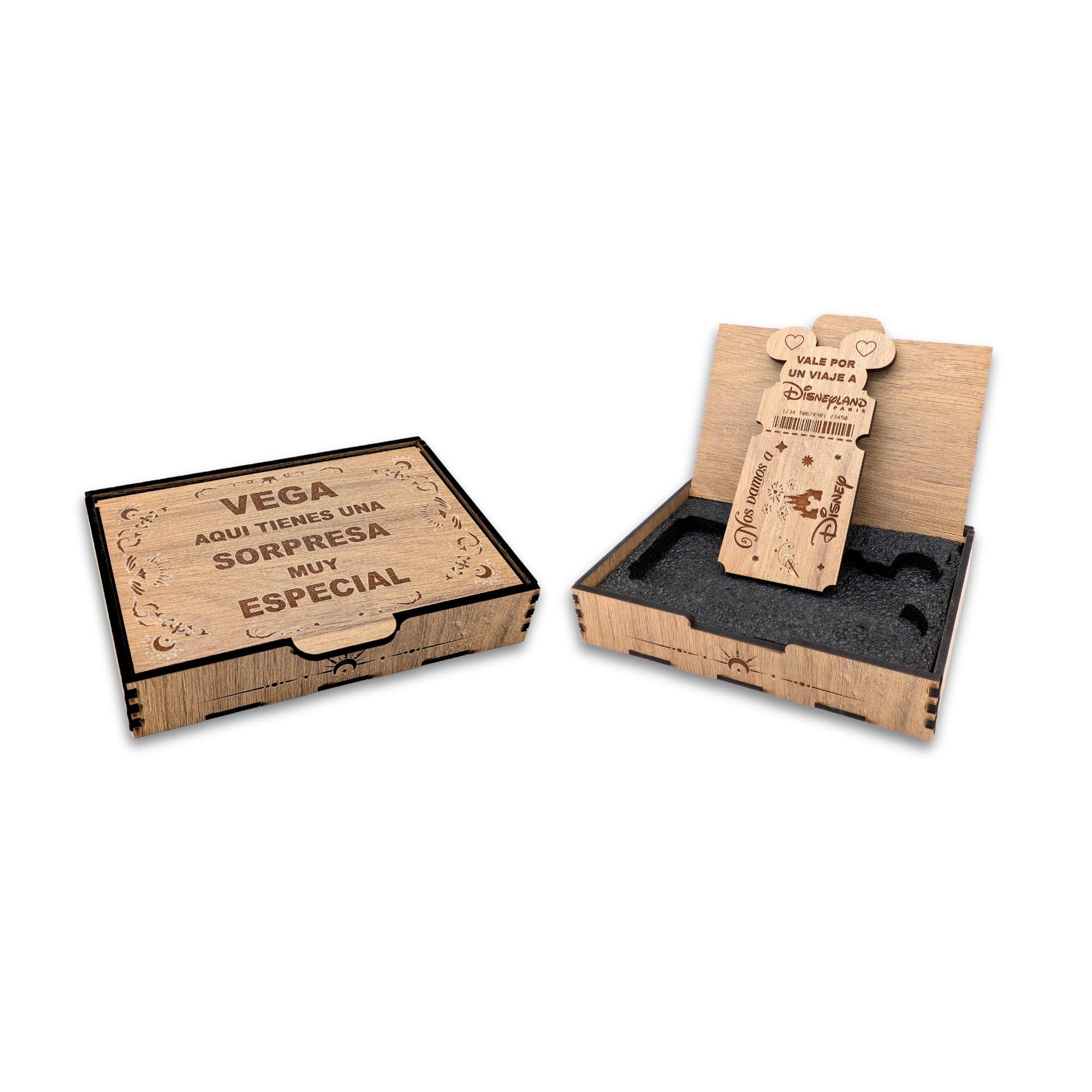 NIRALIS Caja Sorpresa Viaje Disney | Llave Disney Personalizada en Madera | Tarjeta Regalo en Forma de Billete | Anuncio de Viaje a Disneyland | Regalo Personalizado Comunión (Roble, Personalizado)