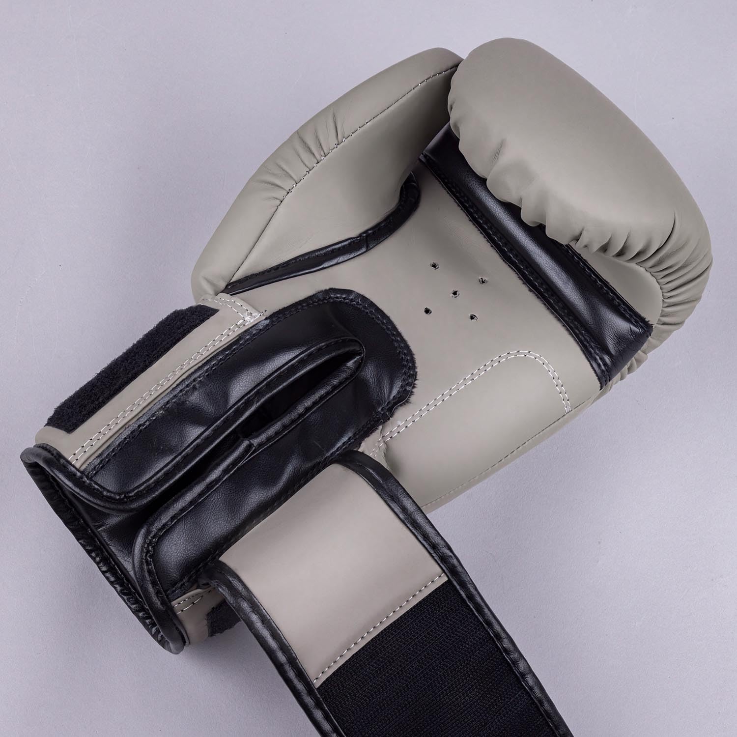 8 WEAPONS Boxhandschuhe Unlimited 2.0, Sand-schwarz, Training, Sparring und Wettkampf, Kunstleder, Perfekte Dämpfung und stabile Nähte, Handschuhe für Muay Thai, K1, Boxen, MMA und Kickboxen