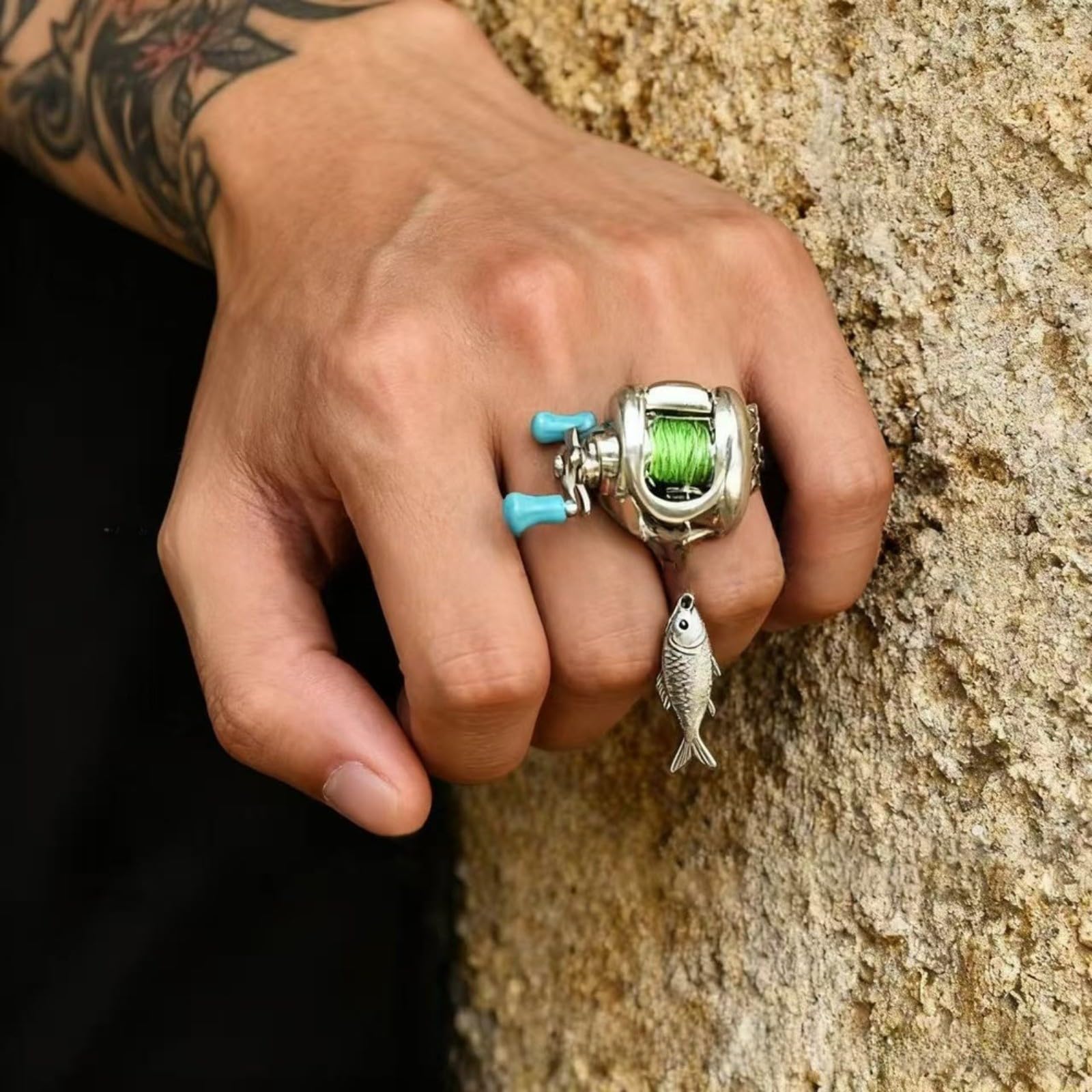 Petit collier de moulinet de pêche avec pendentif et anneau - Design miniature en alliage avec chaîne réglable de 60 cm - Bijoux compacts et légers sur le thème de la pêche pour les pêcheurs