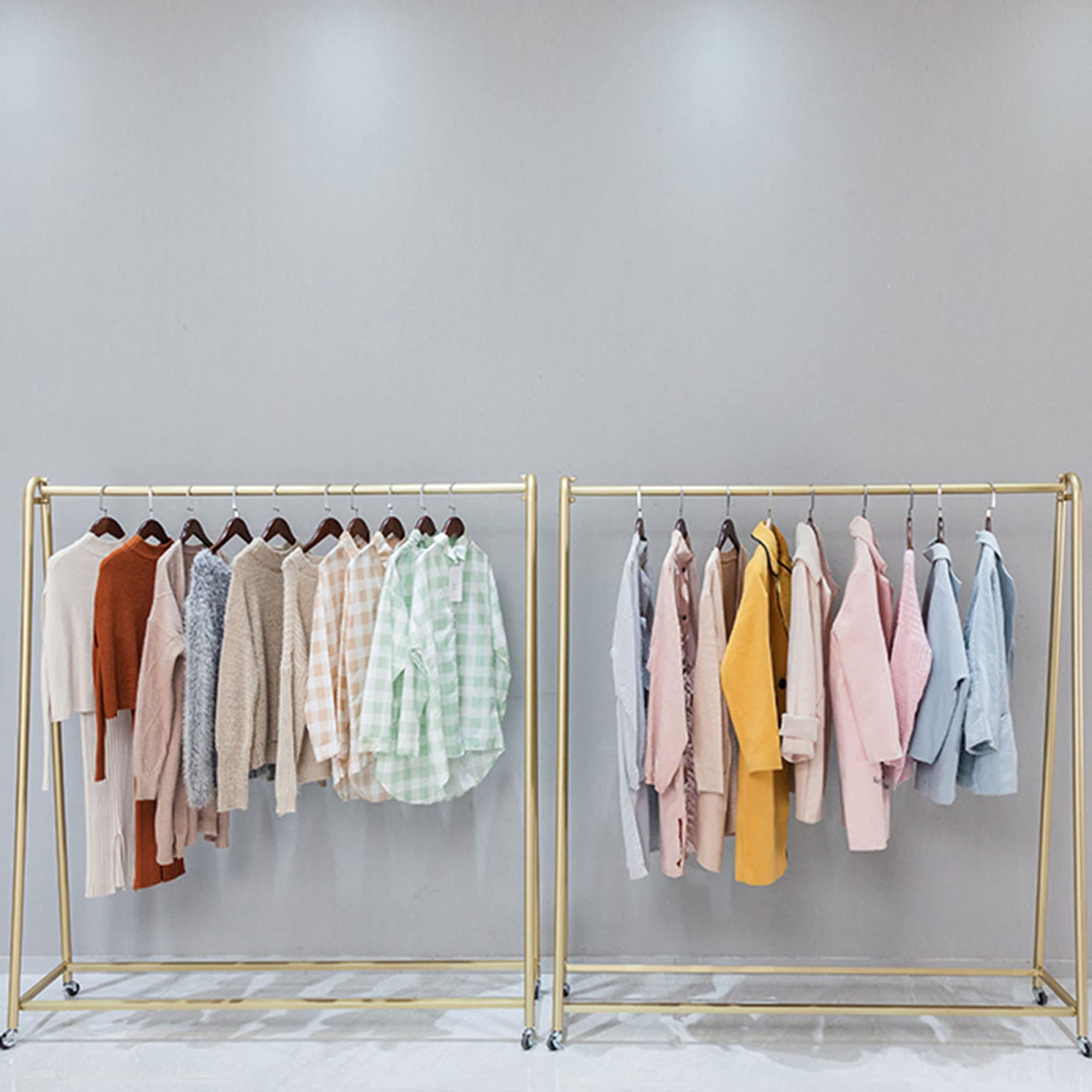Banco di mostra resistente dell'abbigliamento con gli scaffali del rullo per uso commerciale e della camera da letto