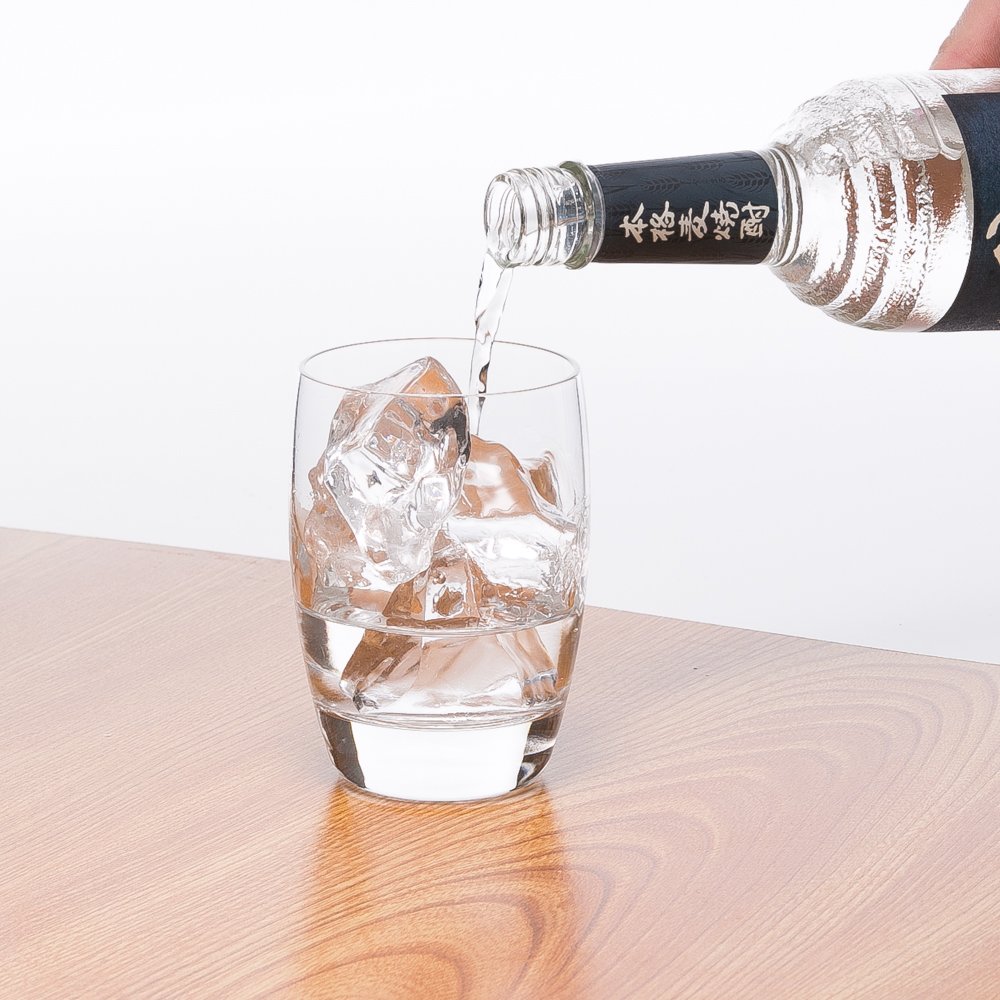 Amazon.co.jp: サントリー 本格焼酎八重丸【麦】 中瓶 [ 焼酎 25度