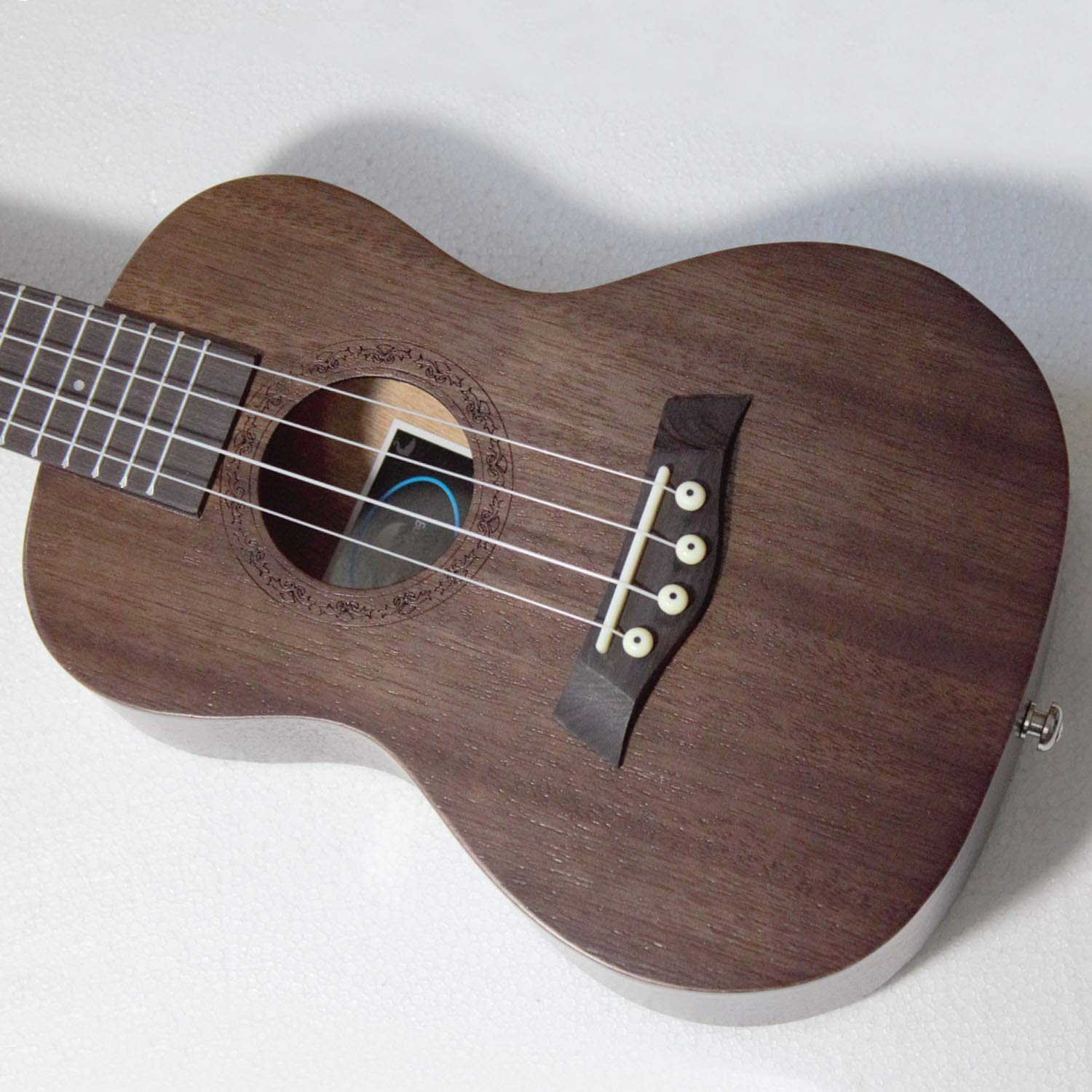 Ukulele soprano con parte superiore in mogano, 53,3 cm, con accessori per ukulele con custodia, tracolla, corda in nylon, accordatore elettrico, plettri