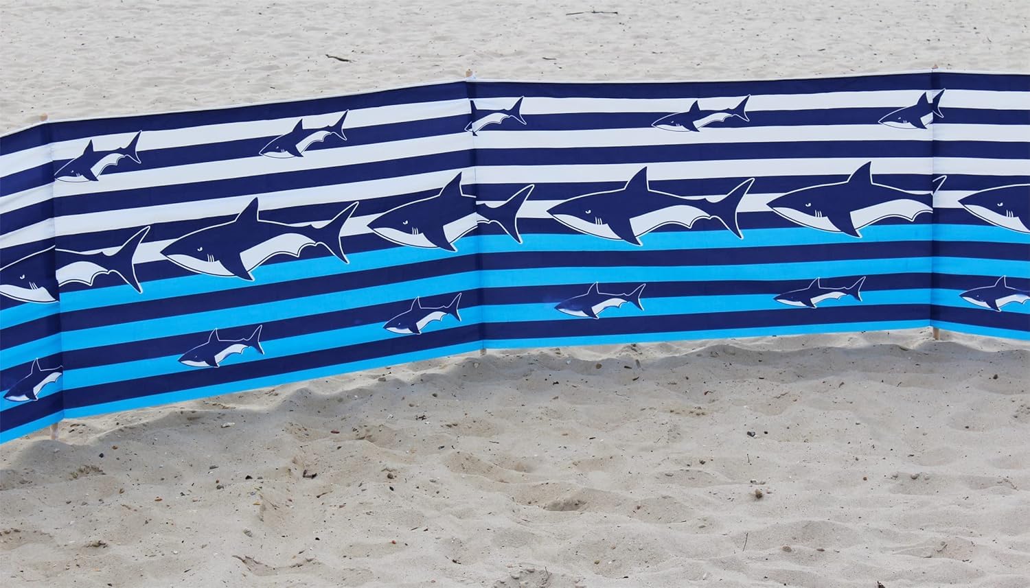 Windschutz Strand, Länge 8 Meter, in weißen, marineblauen und blauen Streifen mit Haifischen, mit Schultergurt
