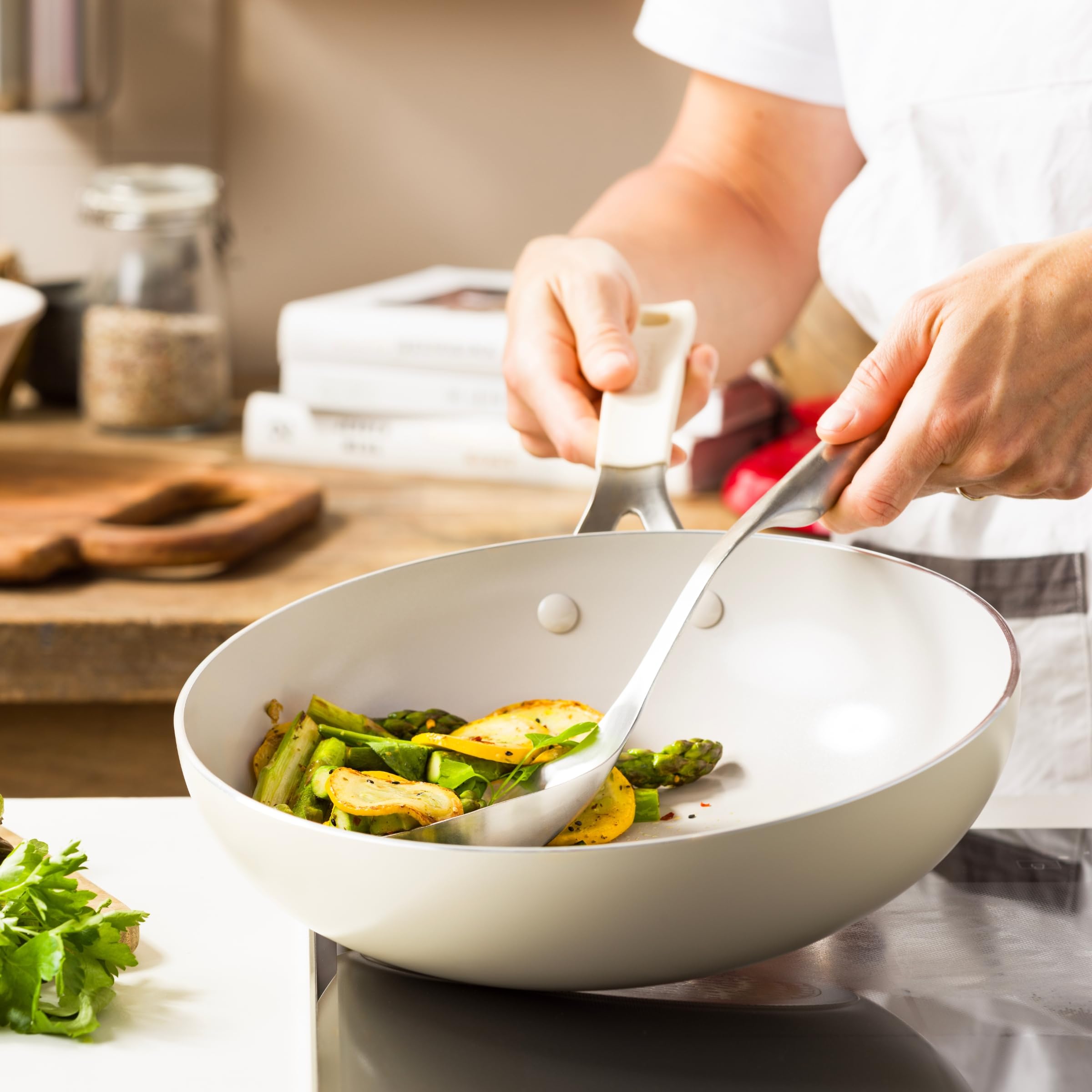 KitchenAid Aluminium Wok Ceramica Antiaderente, 28 cm/3,69 L, Senza PFAS, Compatibile Induzione, Manico Acciaio Inox, Adatto Forno, Lavabile Lavastoviglie, Crema