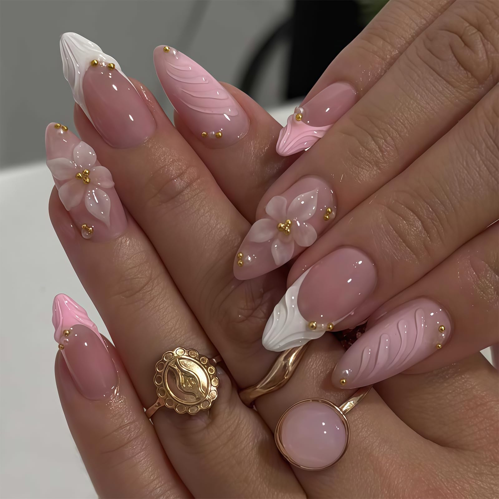 24 pièces ongles pressés moyen amande French tip rose perles dorées paillettes fleurs 3D gel faux ongles réutilisables set manucure