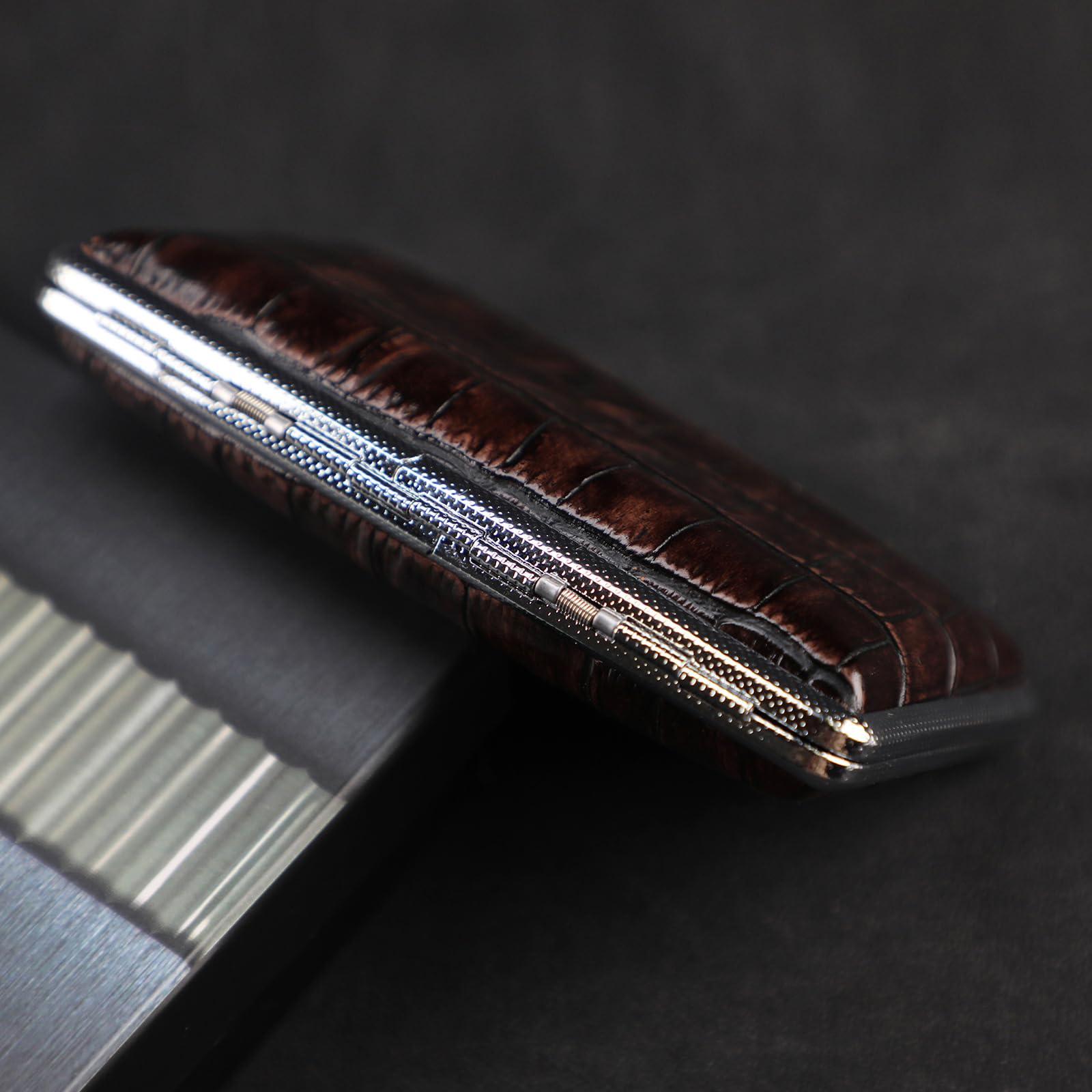 Portasigarette Slim in Pelle PU, Portasigarette in Metallo, per 20 Sigarette, per Uomo E DonnaDark Brown,One Size